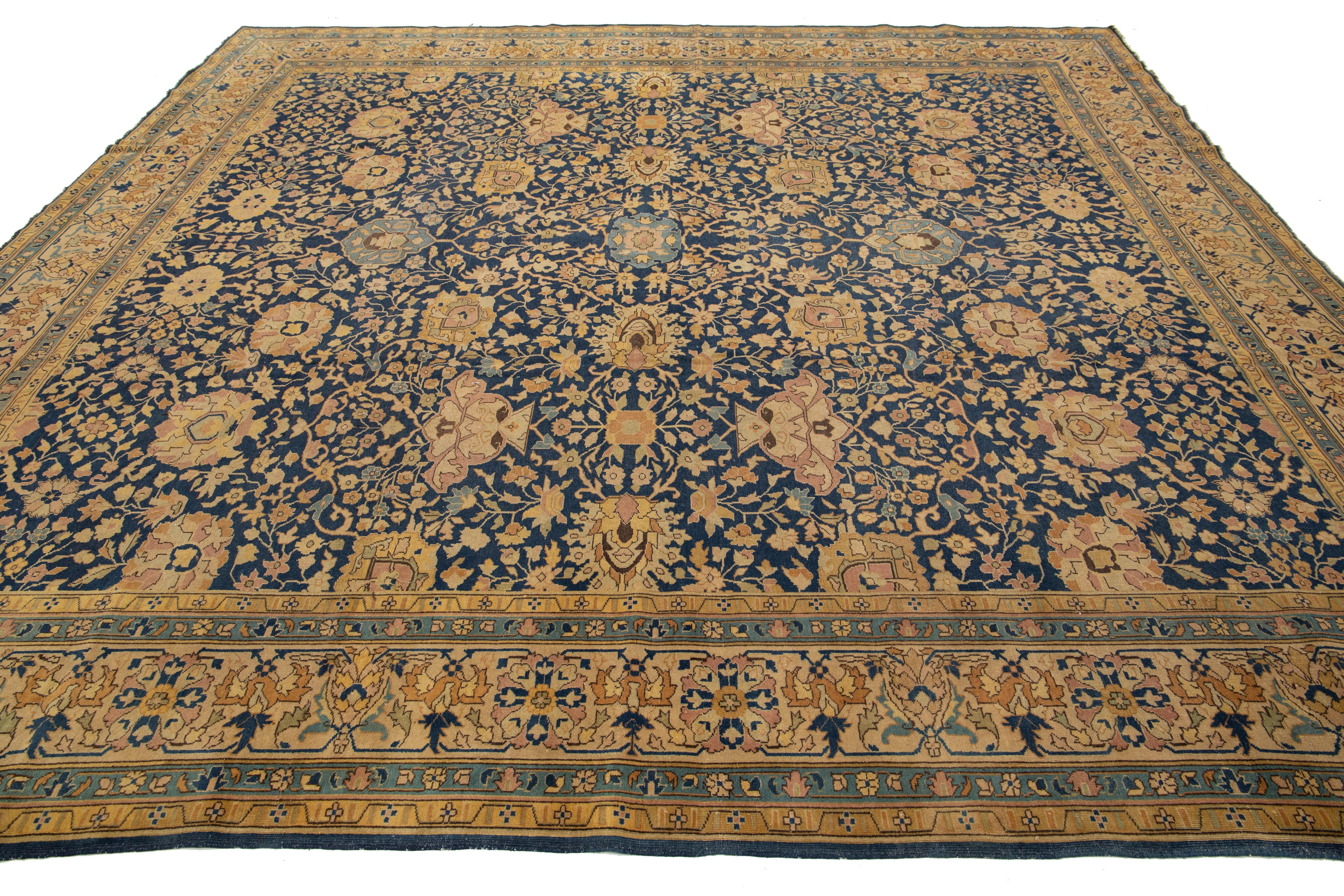 Antiker persischer quadratischer Täbris-Wollteppich in Blau mit Blumenmuster aus Täbris im Zustand „Hervorragend“ im Angebot in Norwalk, CT