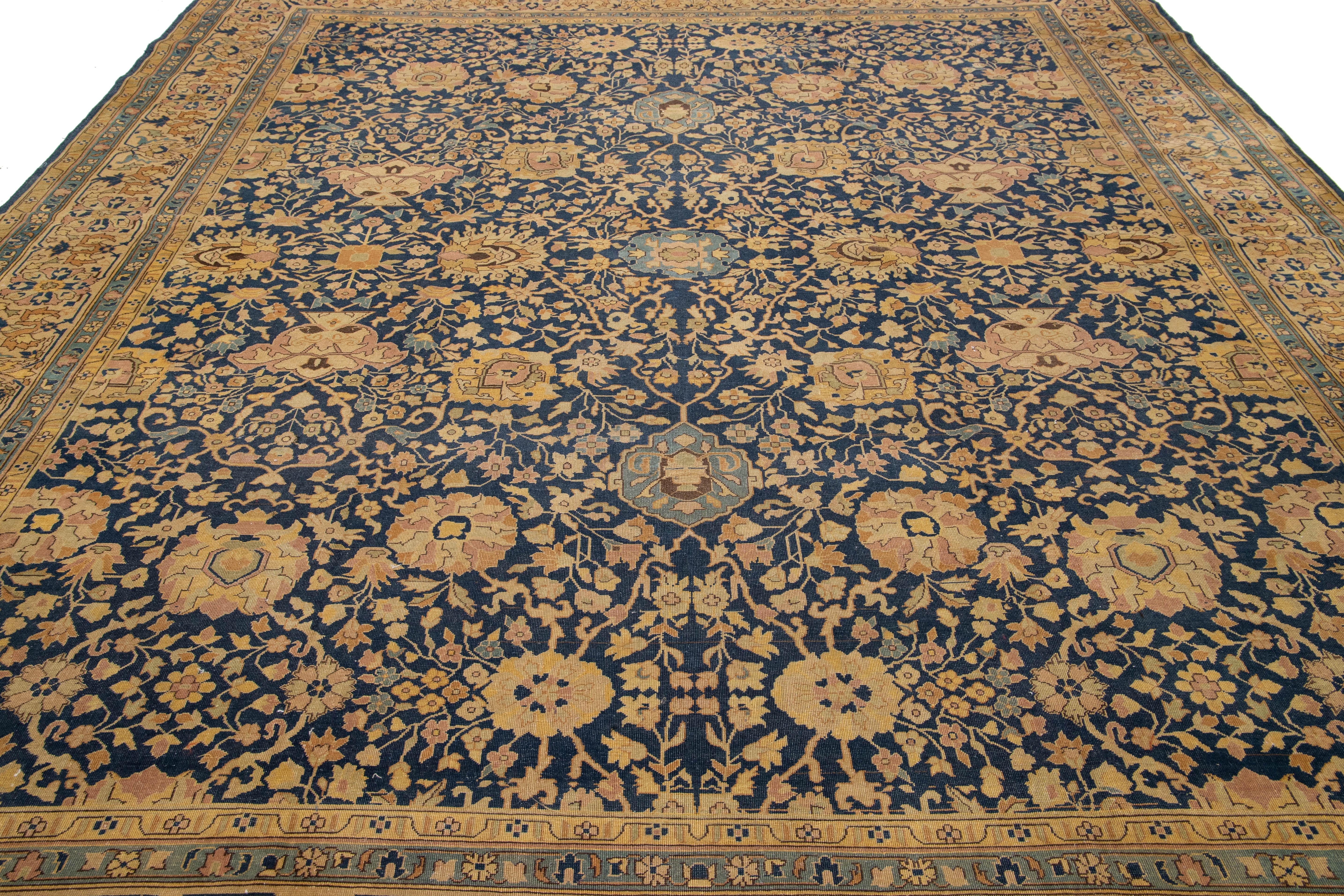 Antiker persischer quadratischer Täbris-Wollteppich in Blau mit Blumenmuster aus Täbris (Wolle) im Angebot