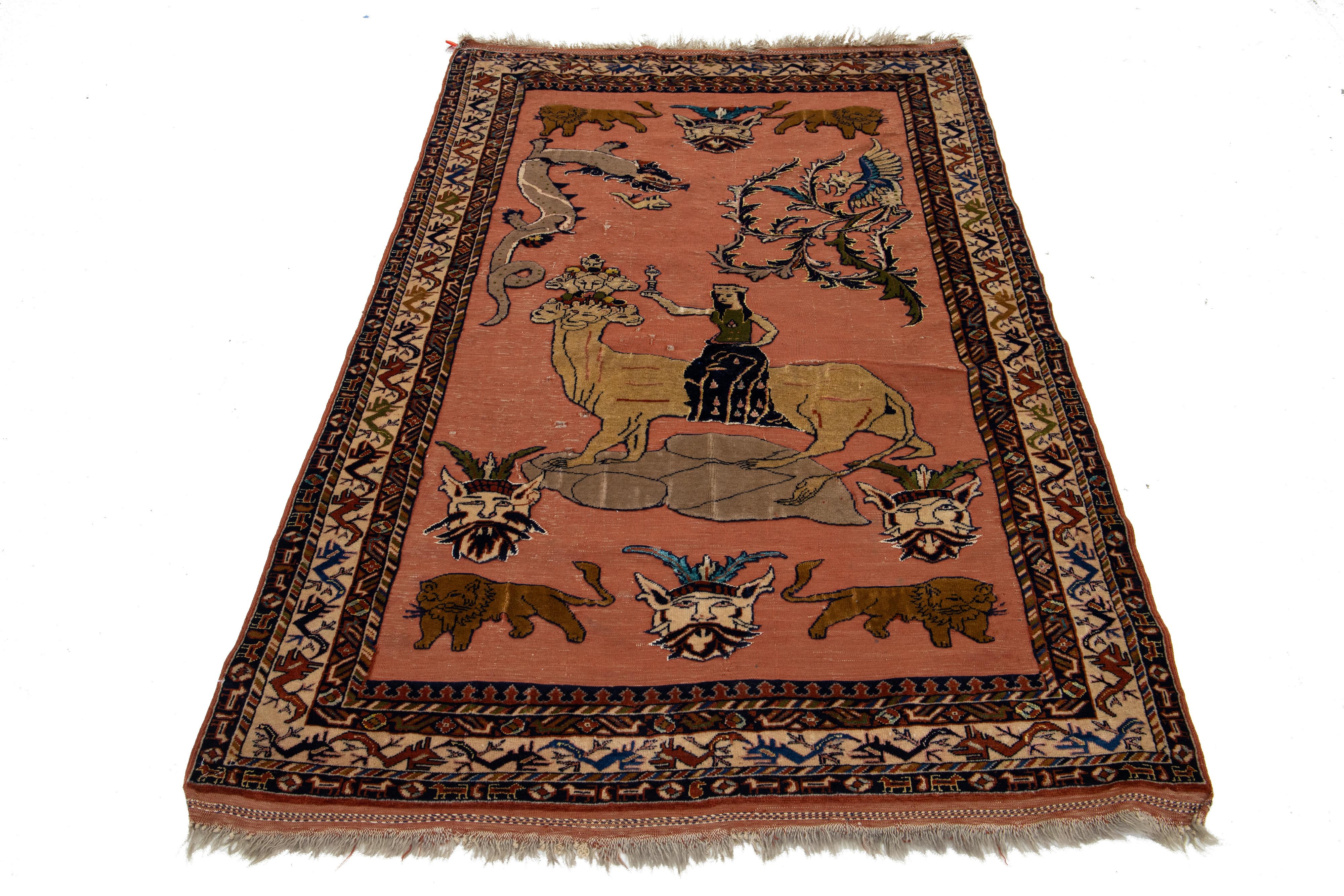 Dieser antike persische Täbriz-Teppich aus den 1920er Jahren zeichnet sich durch ein atemberaubendes Terrakotta-Feld aus, das mit komplizierten malerischen Mustern verziert ist und durch satte beige, blaue und braune Akzente hervorgehoben
