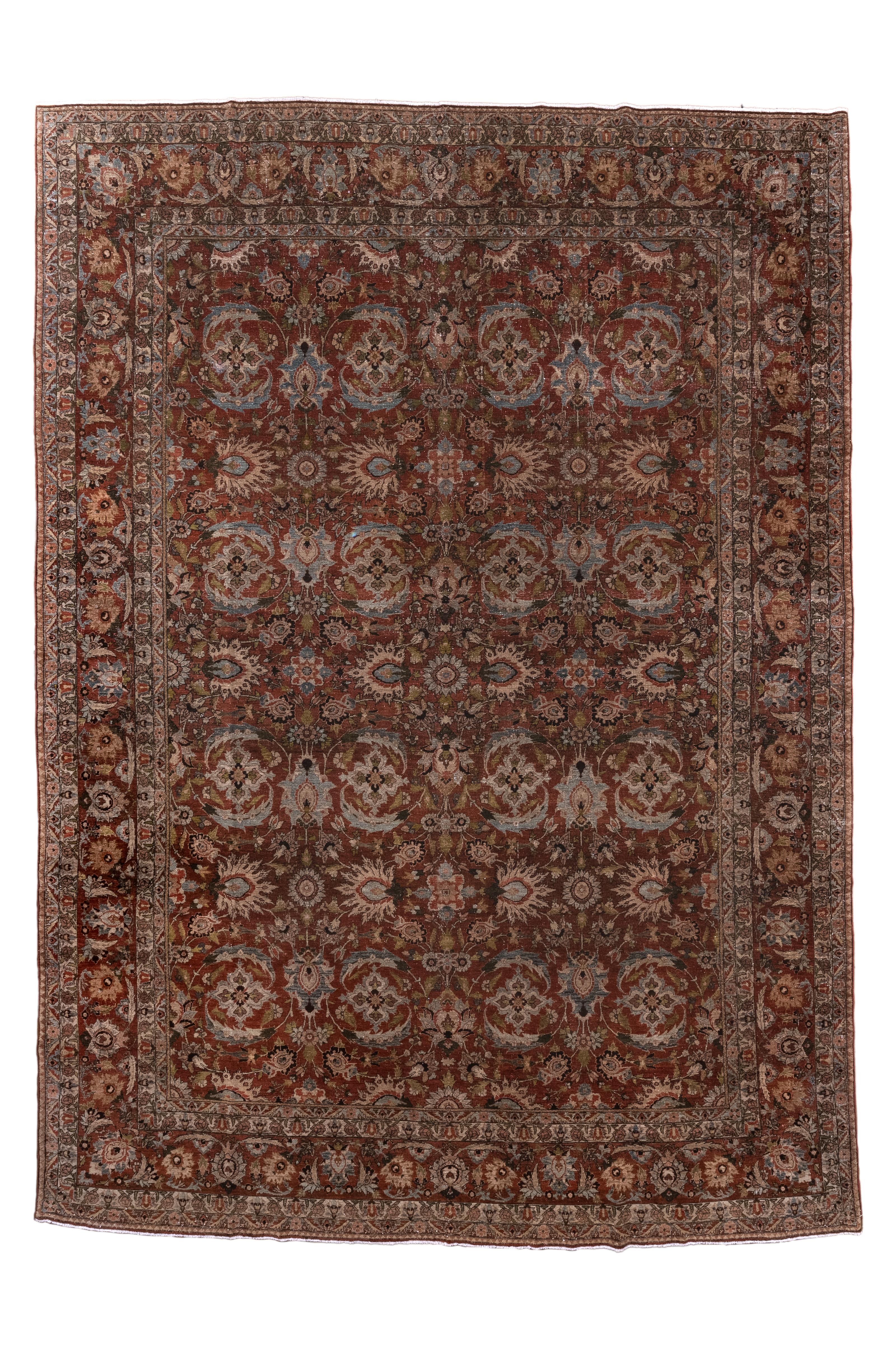 Cet ancien tapis persan Tabriz, tissé vers 1920, présente un motif floral complexe.  Le motif de médaillon se trouve dans une bordure richement détaillée. La palette chaude présente des couleurs terreuses  des bruns, des rouges profonds, des bleus