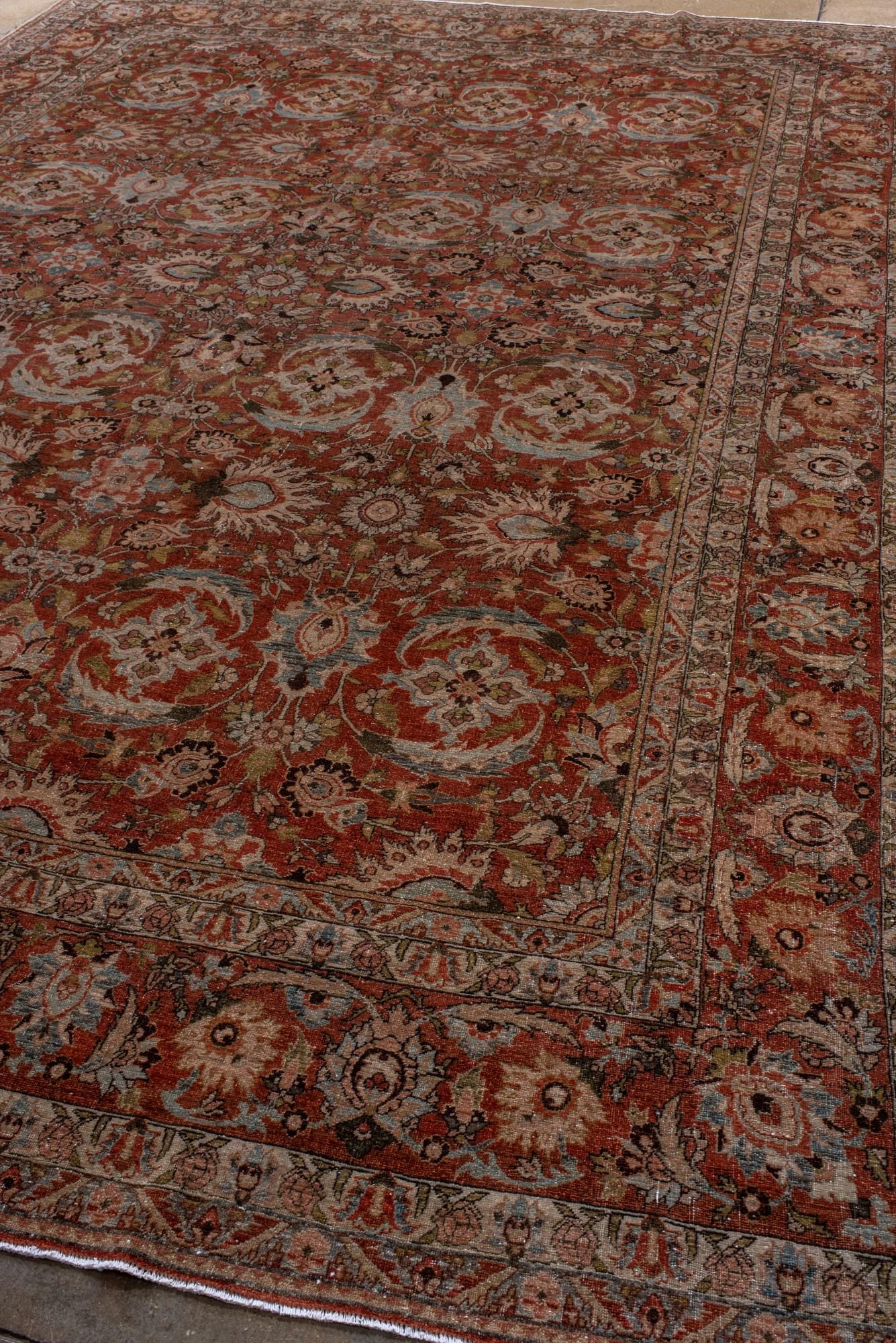 Perse Tabriz persan ancien à motifs de médaillons floraux dans de riches tons de terre en vente