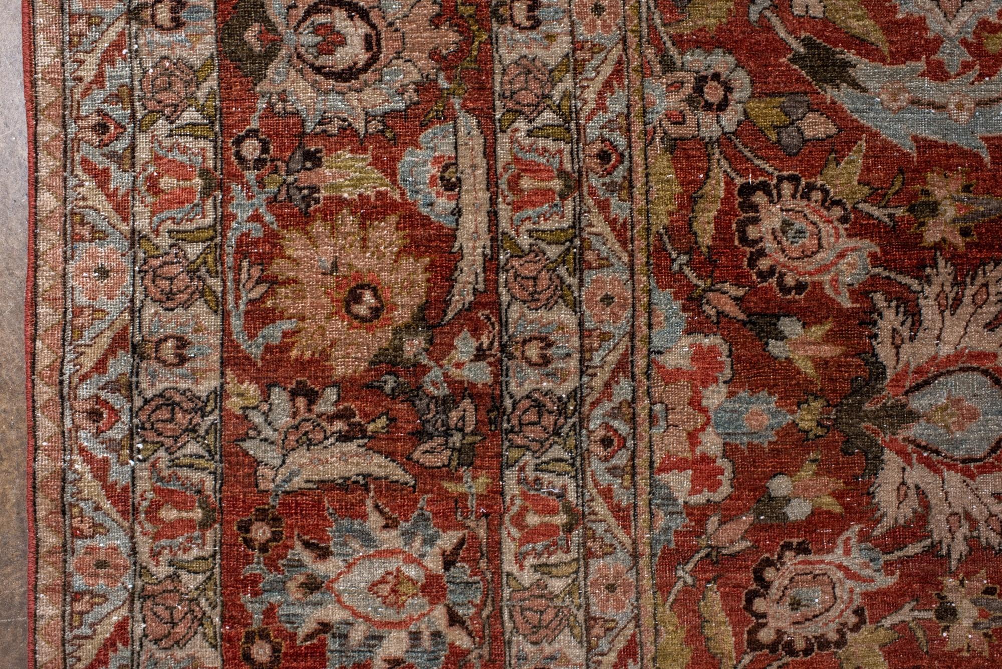 Tabriz persan ancien à motifs de médaillons floraux dans de riches tons de terre Bon état - En vente à New York, NY