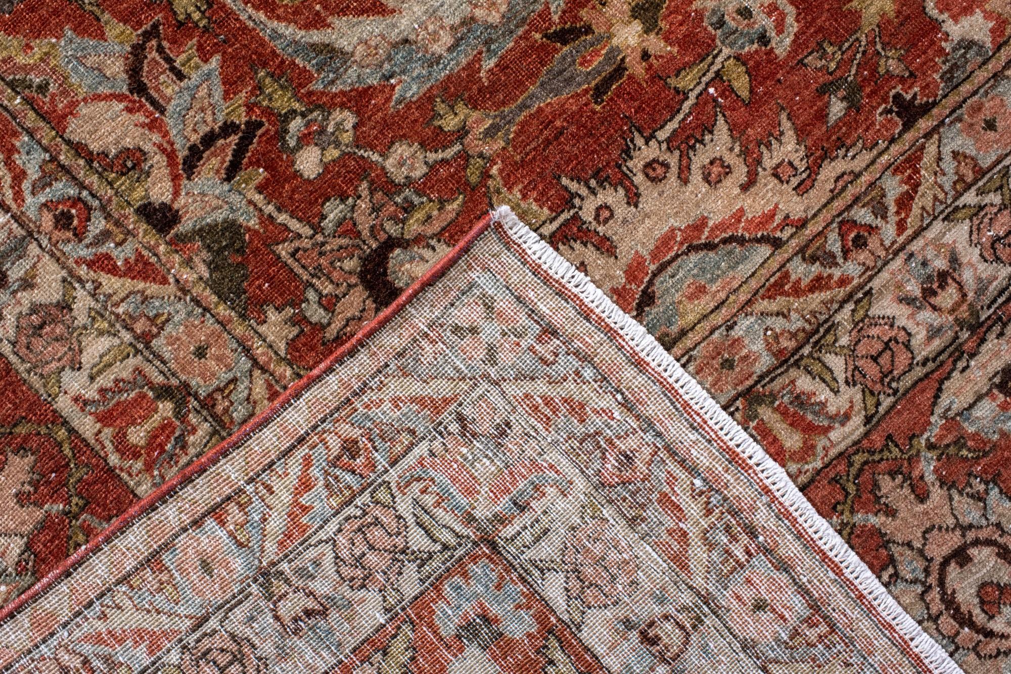 20ième siècle Tabriz persan ancien à motifs de médaillons floraux dans de riches tons de terre en vente