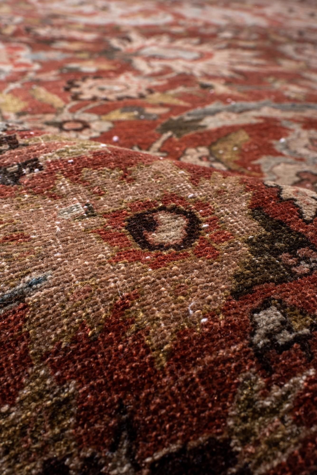 Laine Tabriz persan ancien à motifs de médaillons floraux dans de riches tons de terre en vente