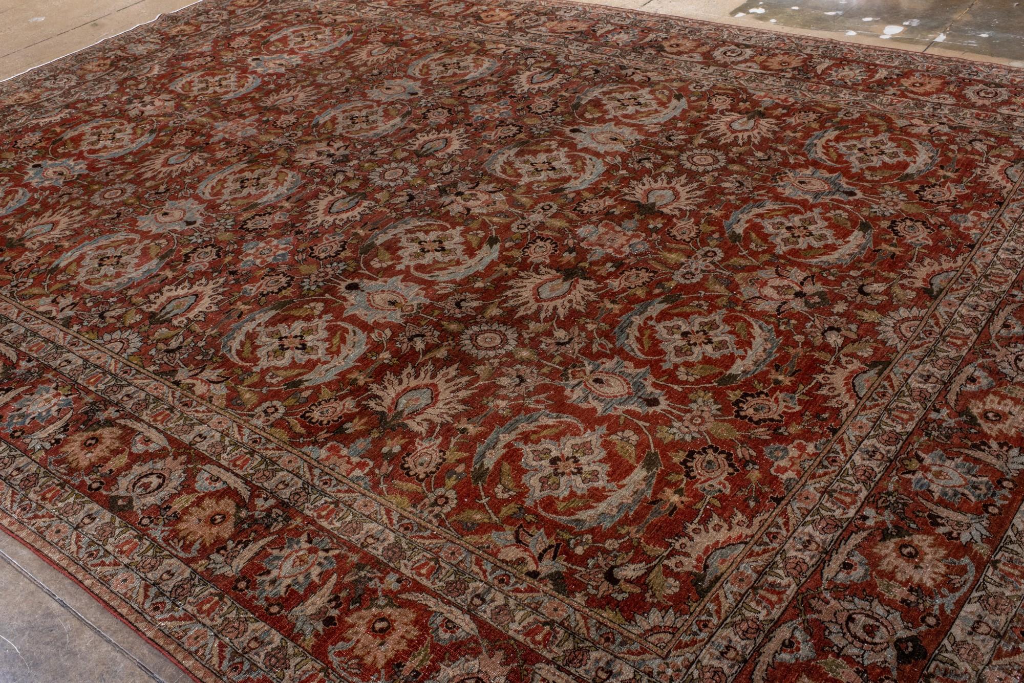 Tabriz persan ancien à motifs de médaillons floraux dans de riches tons de terre en vente 1