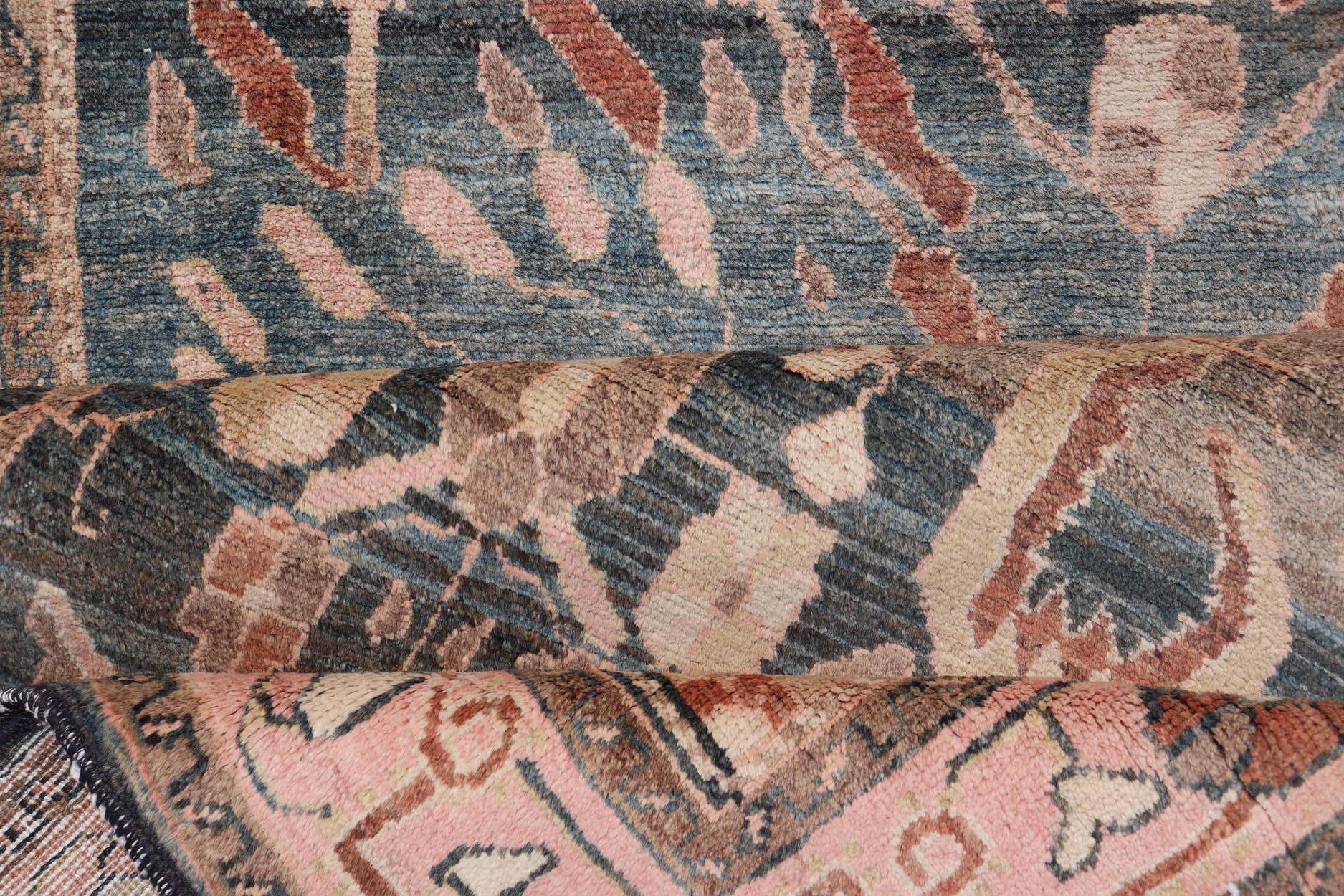Antiker persischer Täbriz mit mittlerem hellblauem Hintergrund und hellrosa Bordüre (Wolle) im Angebot
