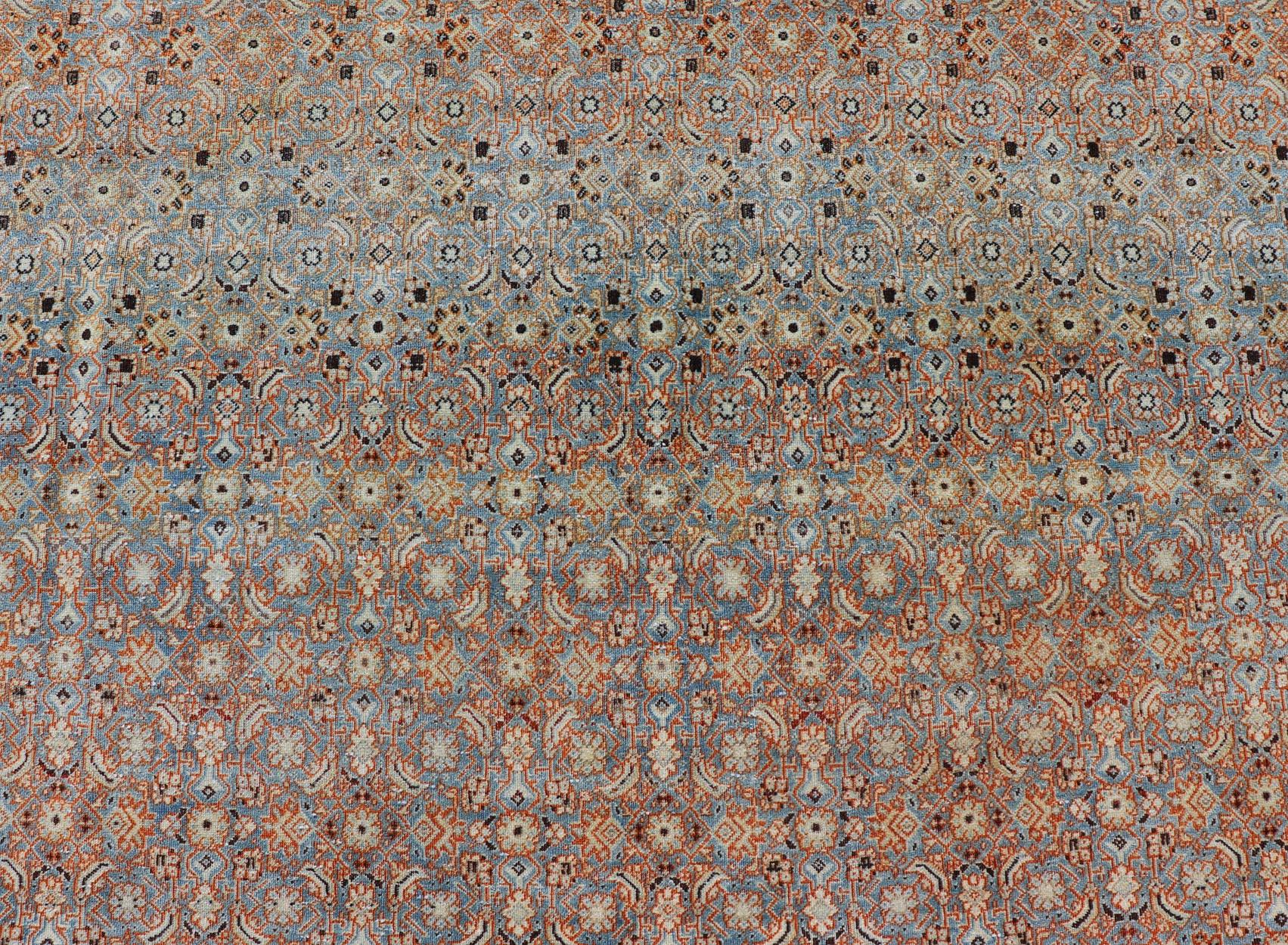 Tabriz persan ancien à motifs Sub-Geometric Herati en orange et bleu en vente 3