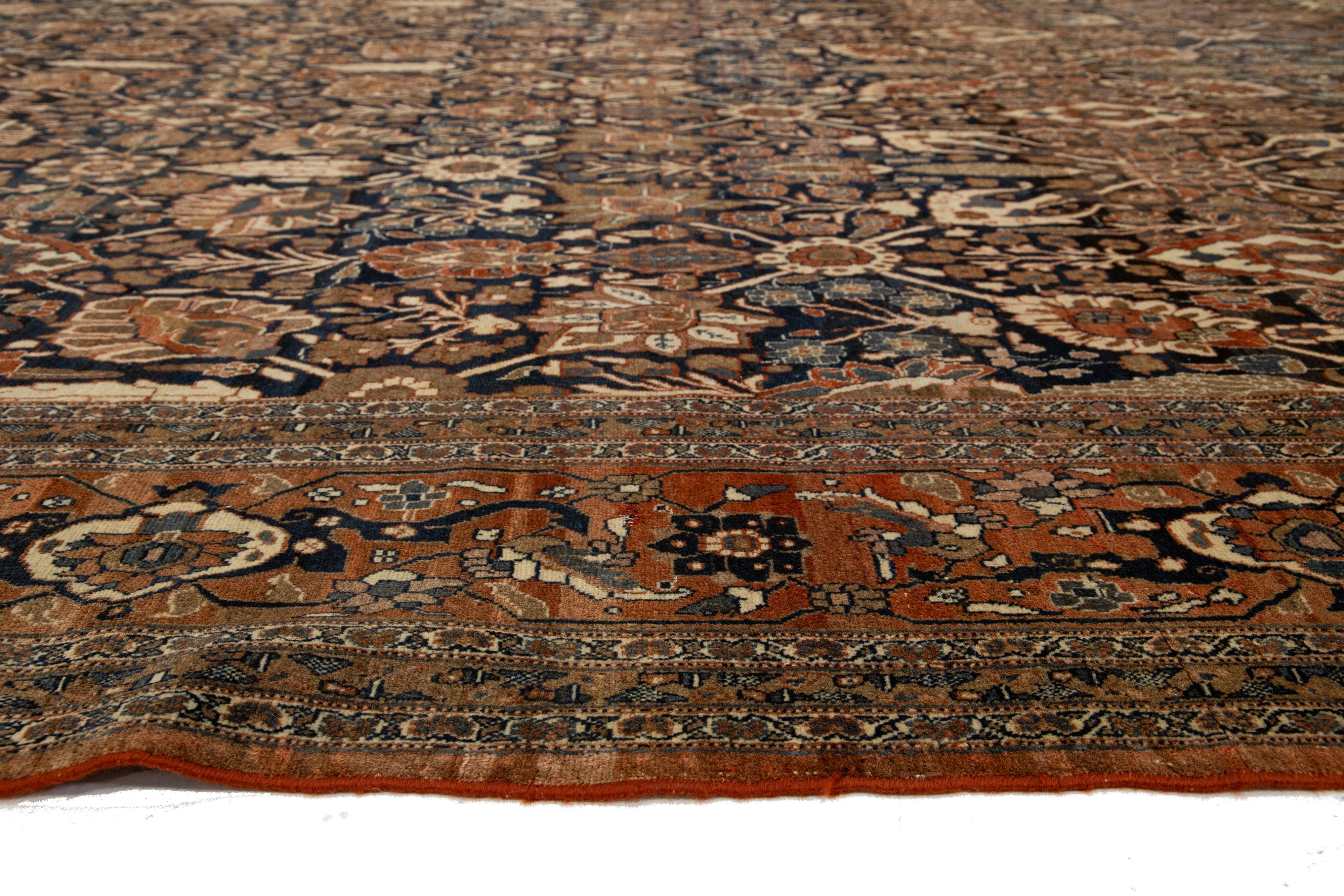 Tapis persan ancien en laine Tabriz avec un design floral classique en bleu et rouille en vente 4