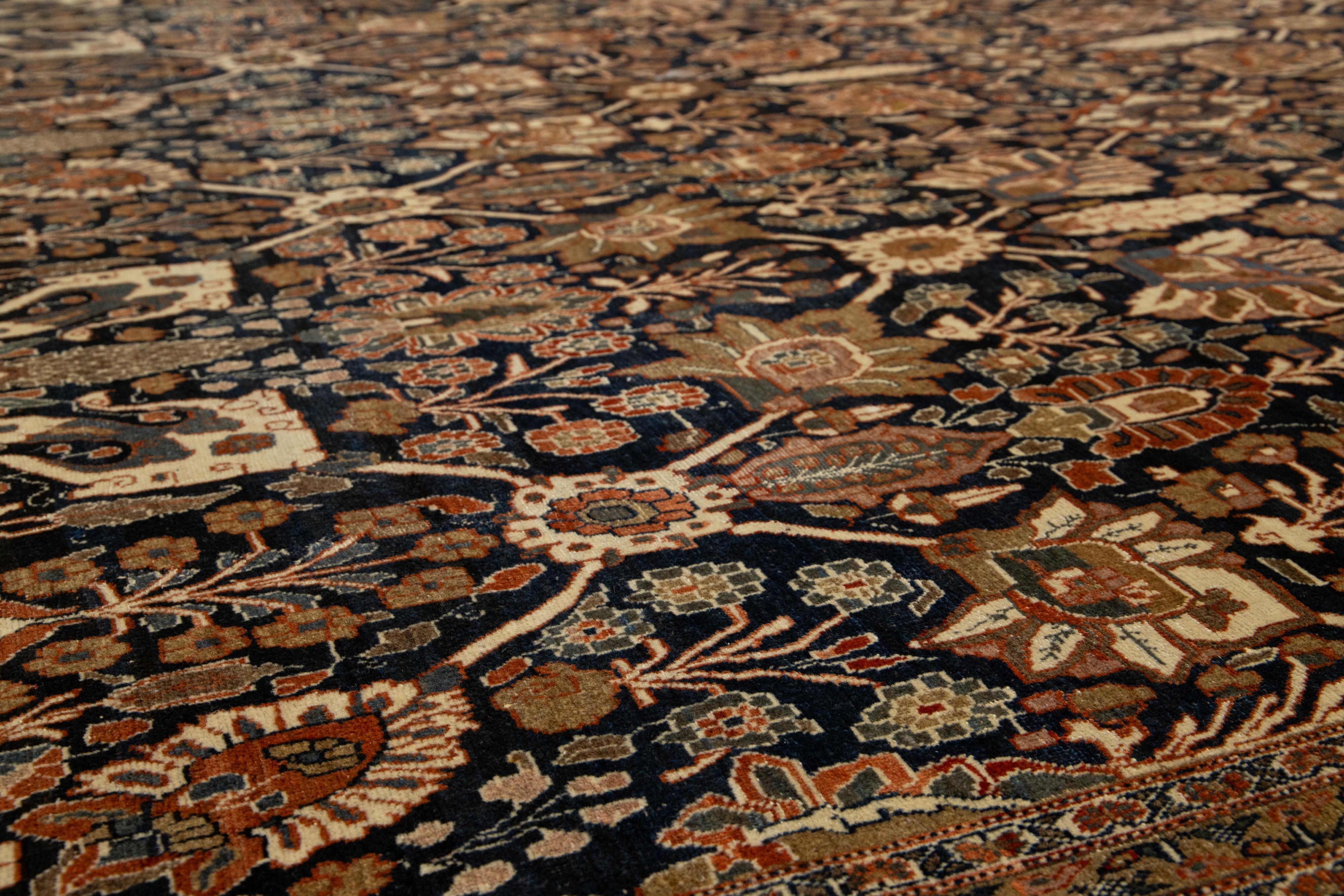 Tapis persan ancien en laine Tabriz avec un design floral classique en bleu et rouille en vente 5