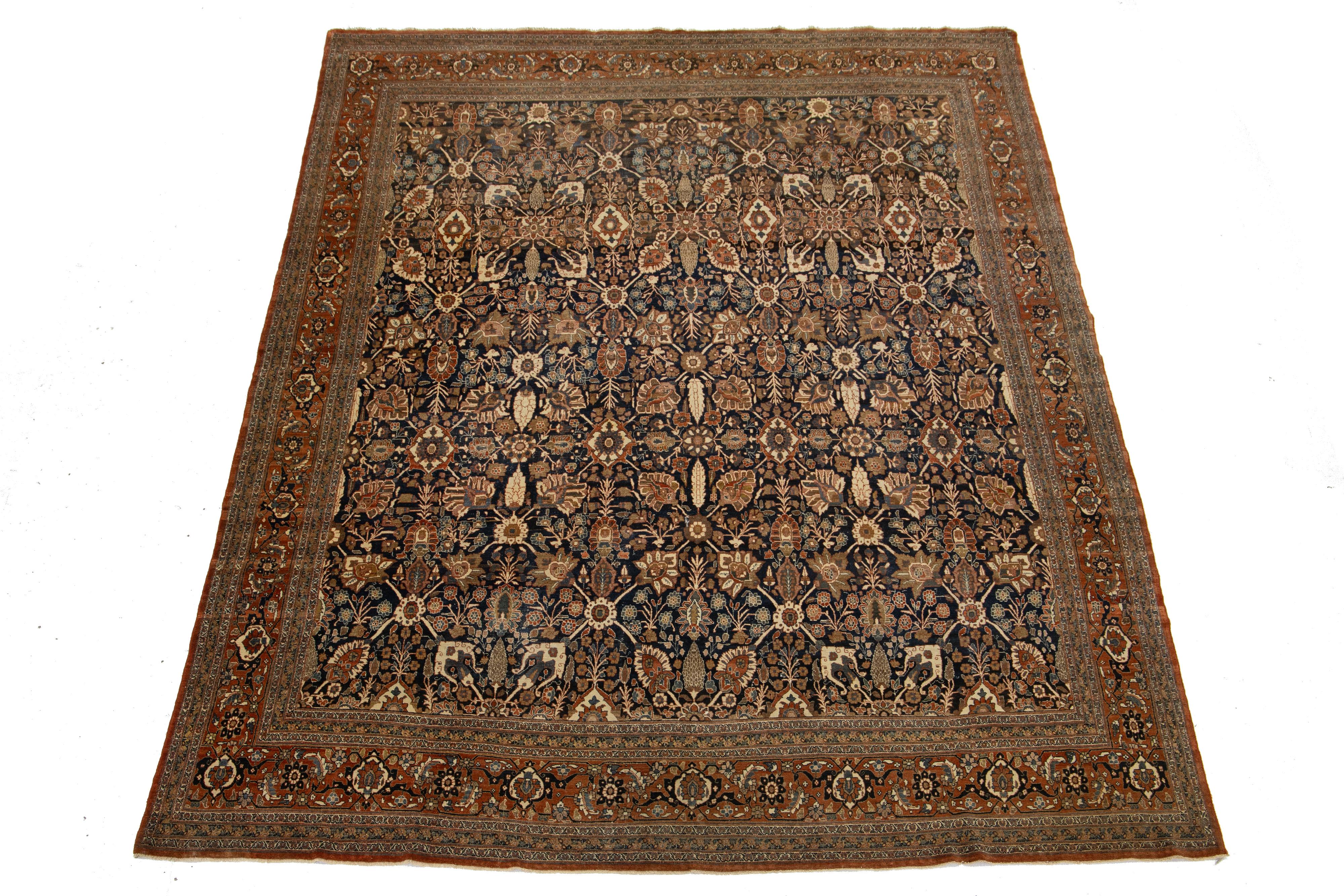 Cet ancien tapis persan Tabriz des années 1900 présente un superbe champ bleu foncé décoré d'un motif floral complexe, rehaussé de riches accents rouille.

Ce tapis mesure 10'10