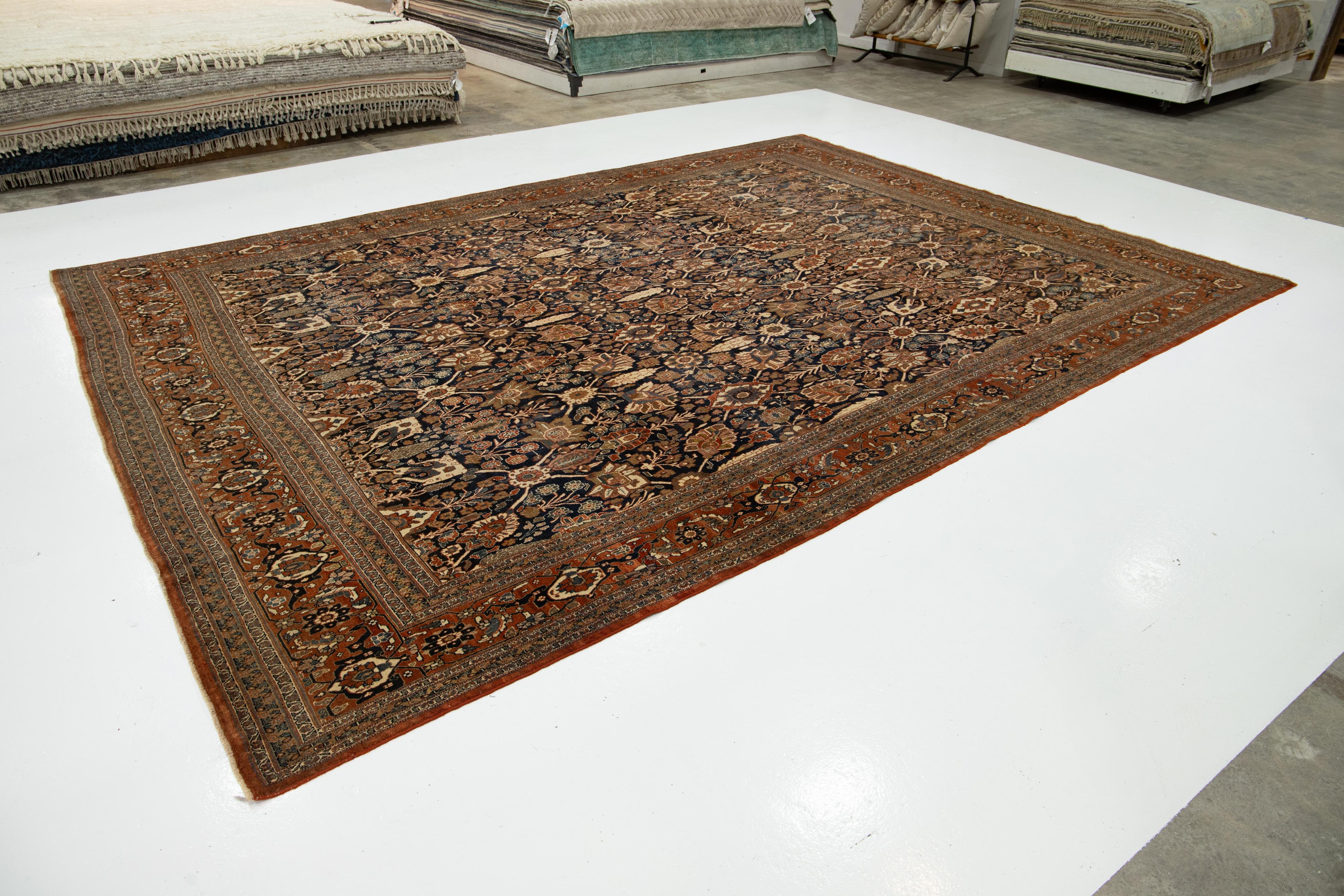 Perse Tapis persan ancien en laine Tabriz avec un design floral classique en bleu et rouille en vente