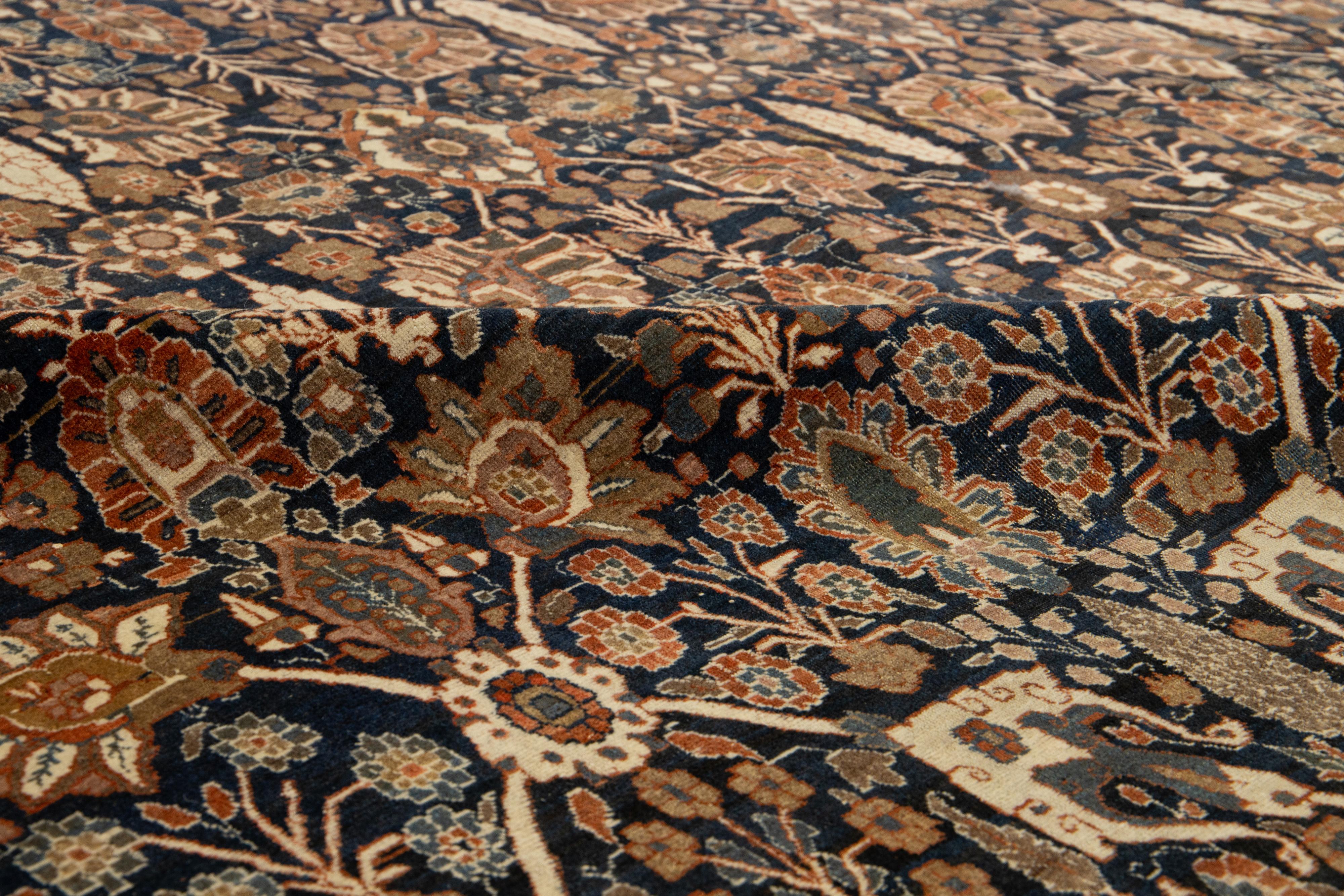20ième siècle Tapis persan ancien en laine Tabriz avec un design floral classique en bleu et rouille en vente