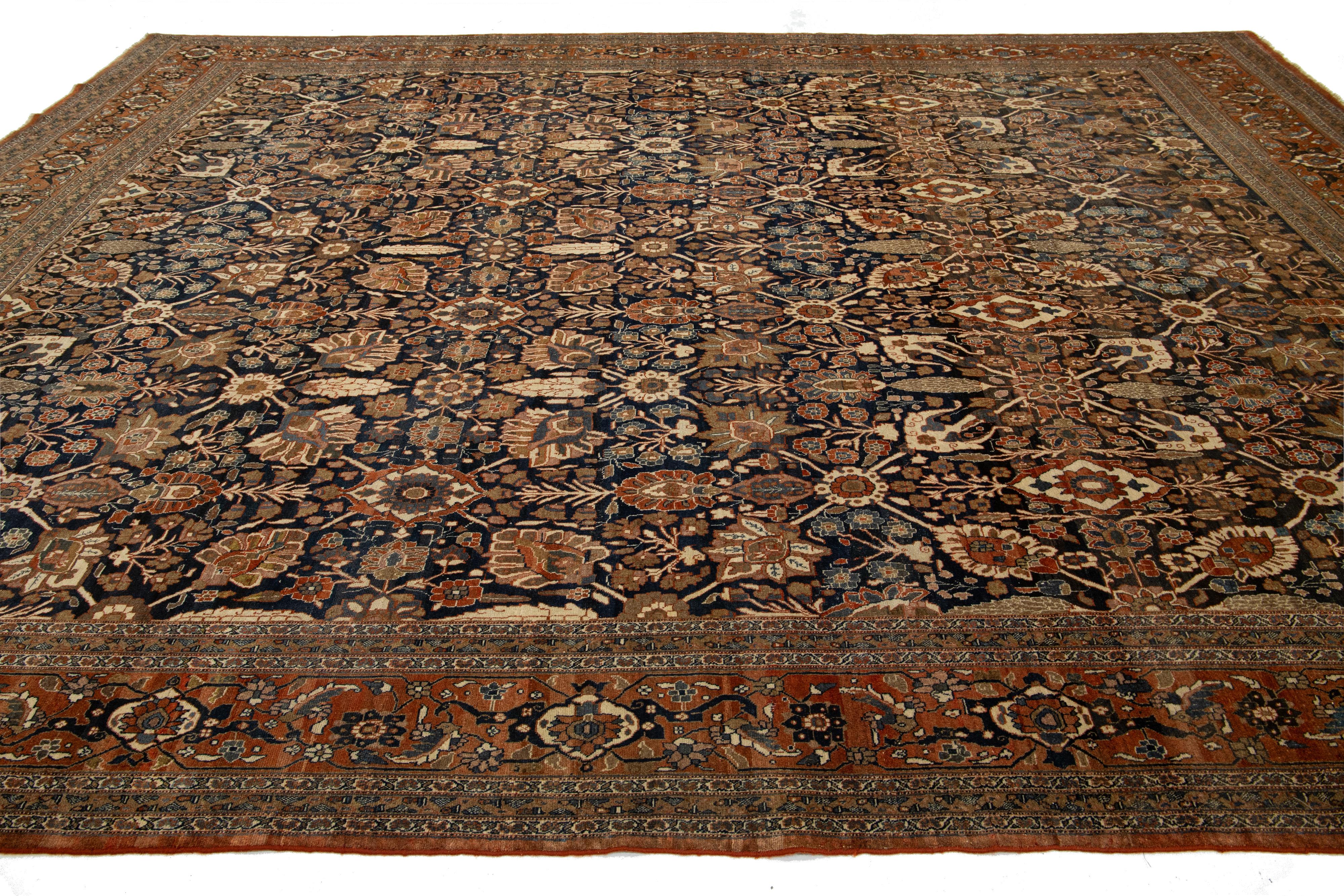 Laine Tapis persan ancien en laine Tabriz avec un design floral classique en bleu et rouille en vente
