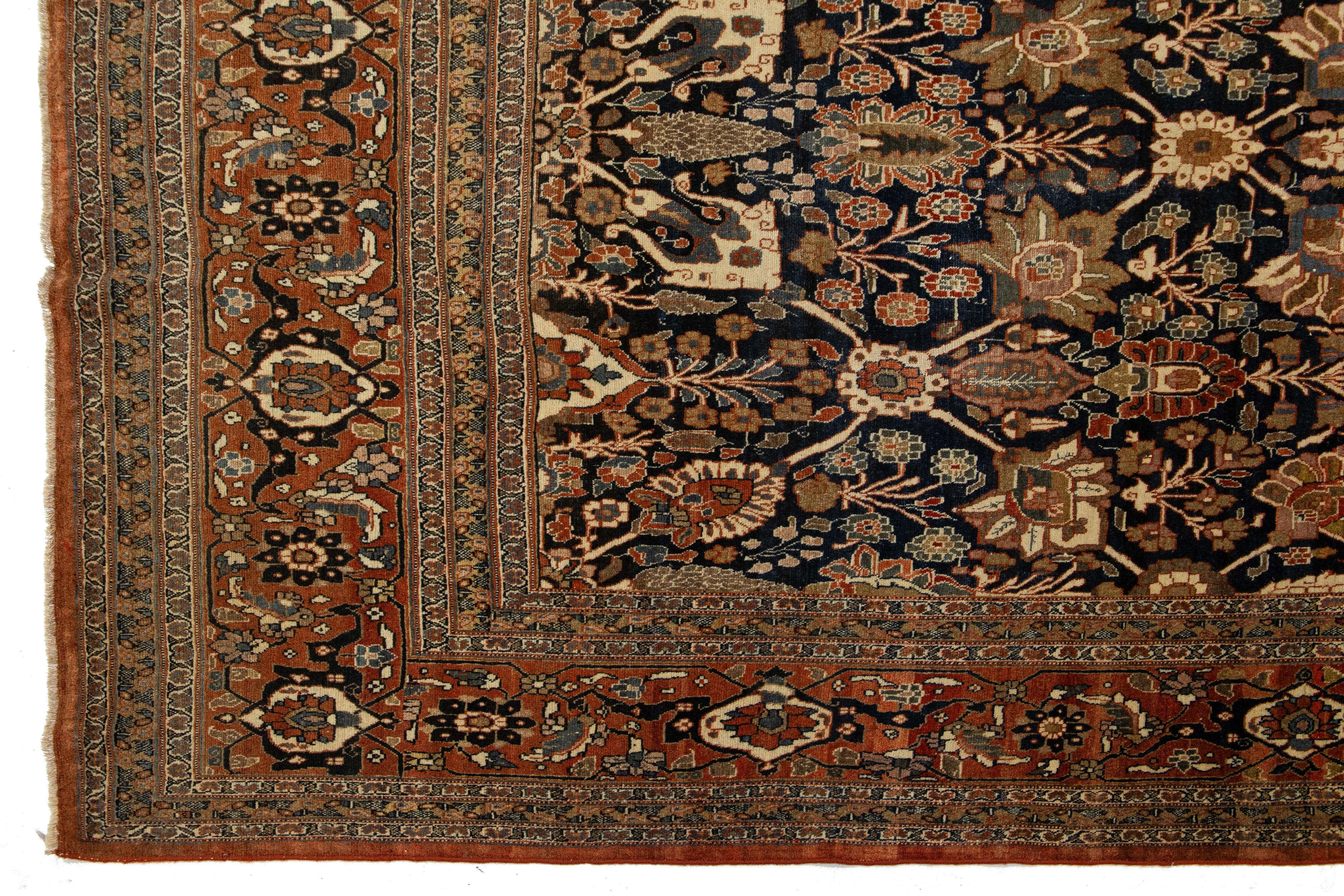 Tapis persan ancien en laine Tabriz avec un design floral classique en bleu et rouille en vente 1