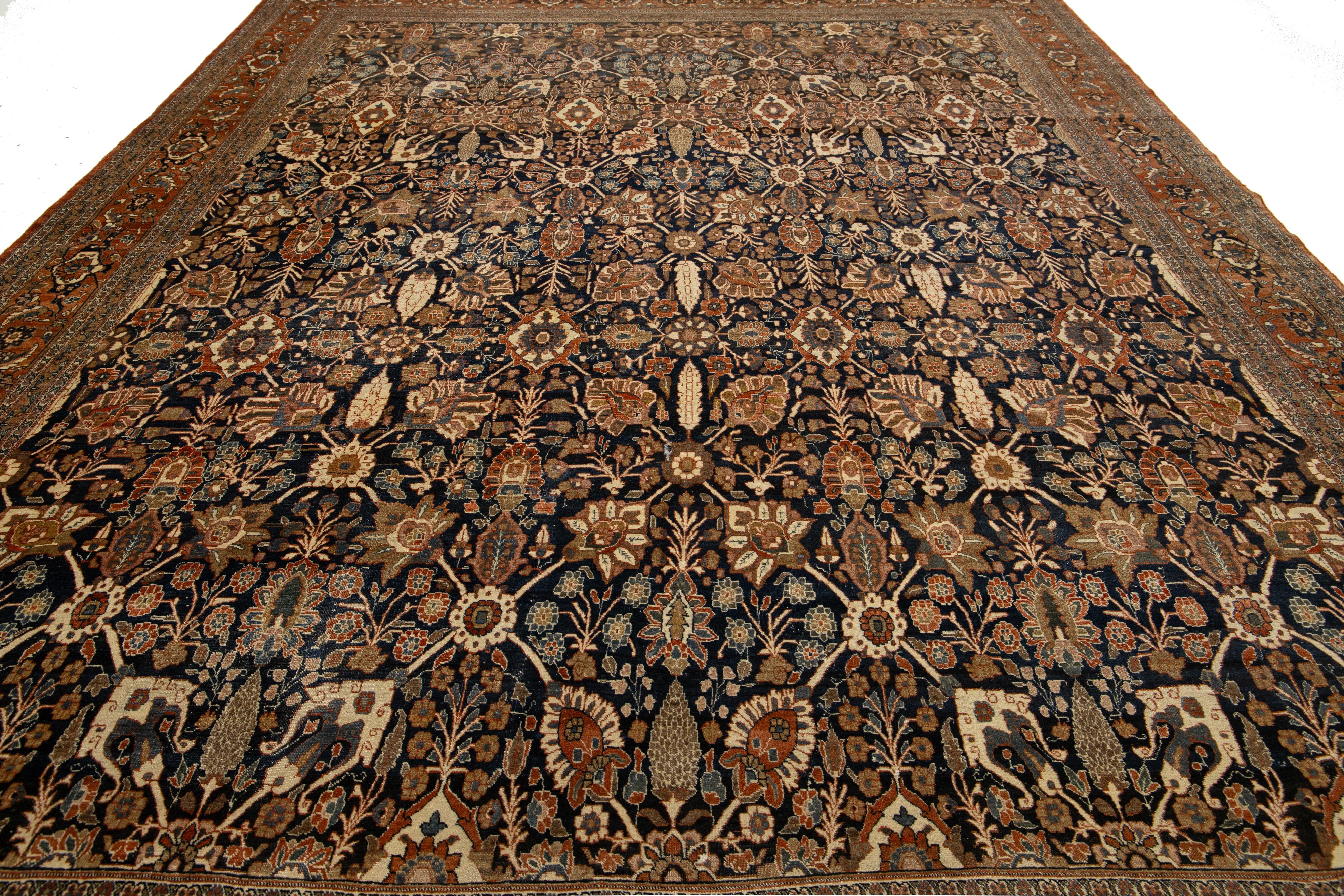 Tapis persan ancien en laine Tabriz avec un design floral classique en bleu et rouille en vente 2
