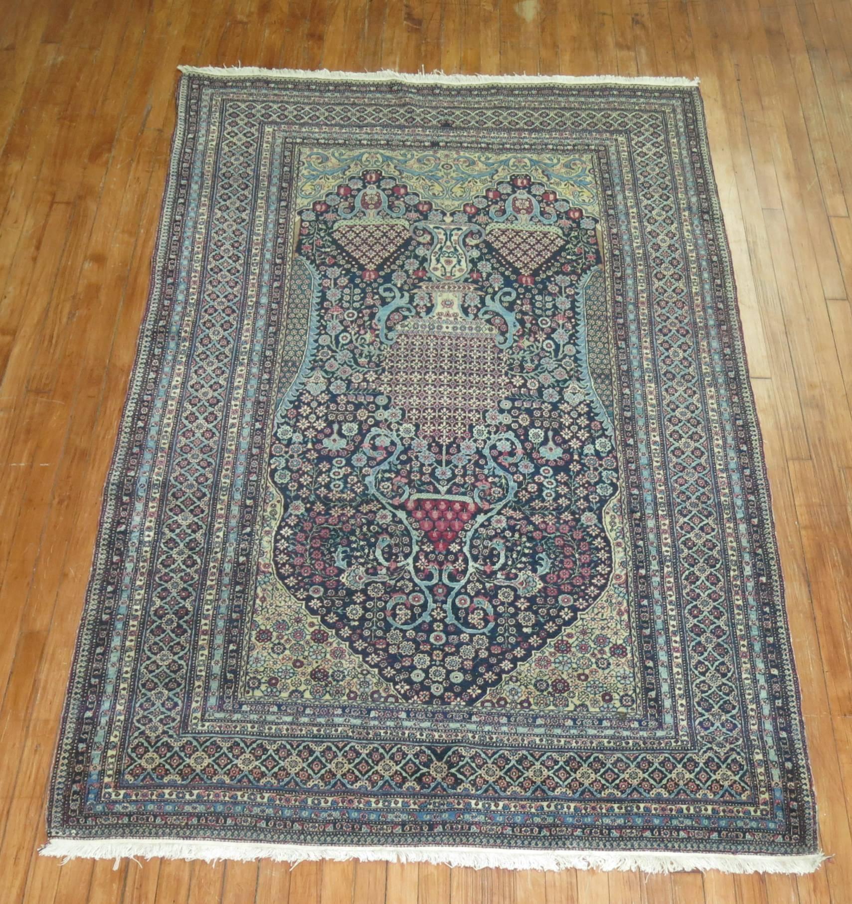 Ein fein gewebter persischer Teheran-Teppich aus dem frühen 20.

 Von Anfang an waren die Teheraner Teppiche für ihre gute Qualität und ihr hohes handwerkliches Können bekannt. Die Produktion von Teppichen begann in Teheran, der modernen