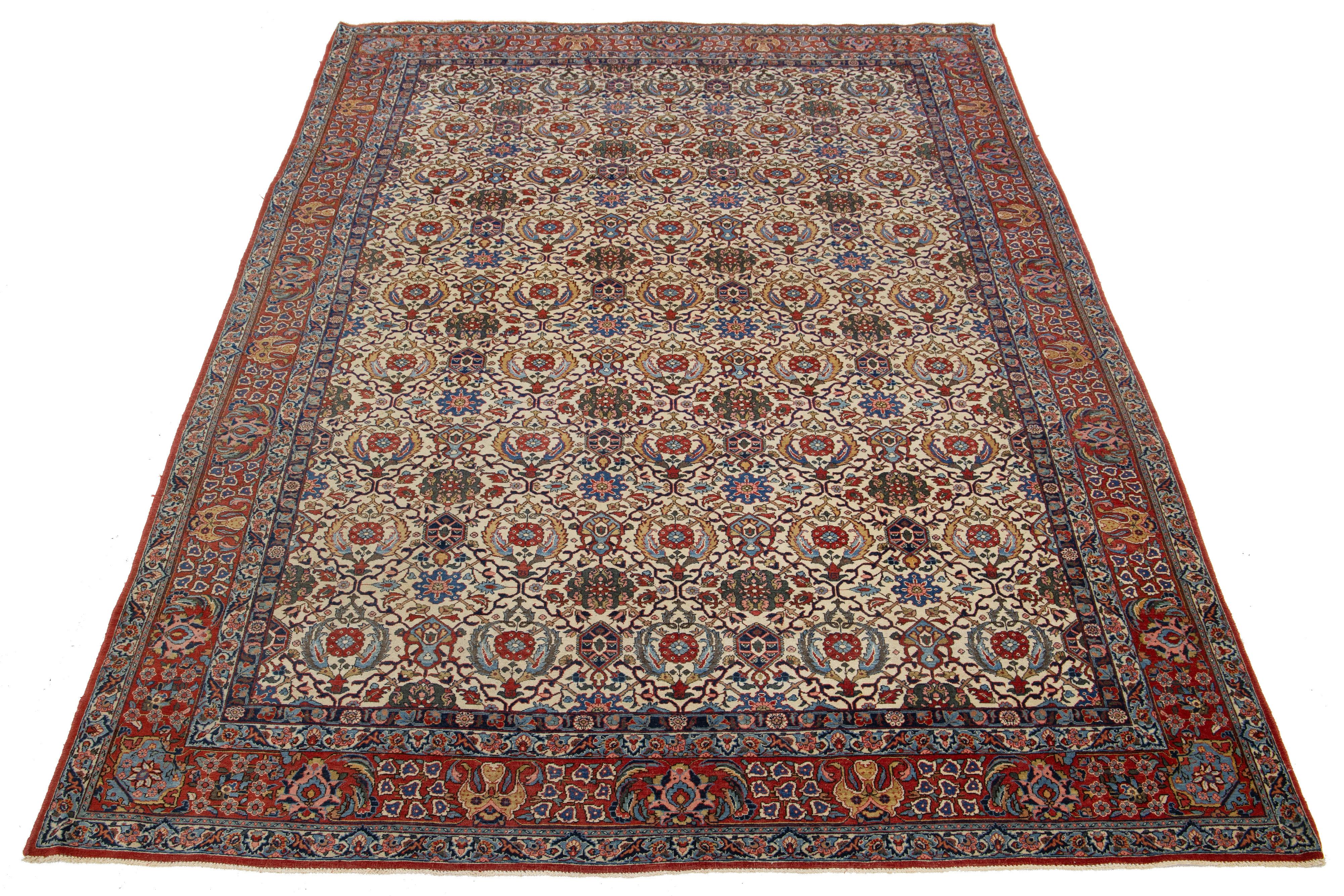 Wunderschöner antiker persischer Teheran-Teppich aus handgeknüpfter Wolle mit beigefarbenem Feld, rotem Rahmen und mehrfarbigen Akzenten in einem atemberaubenden Allover-Blumenmuster-Design.

Dieser Teppich misst 7'1