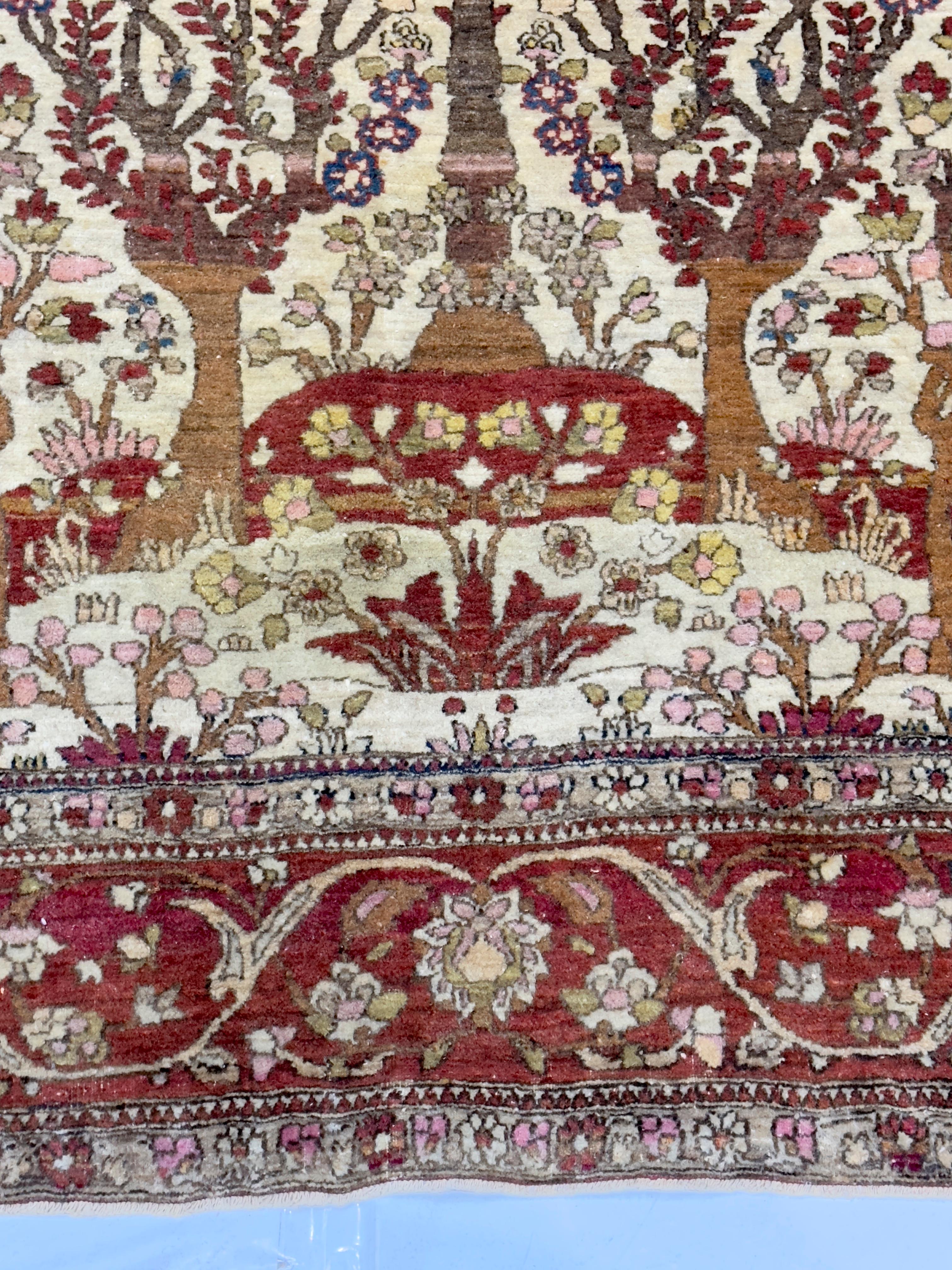 Antiker persischer Teheran Teppich 4'3 x 6'3 (Handgeknüpft) im Angebot