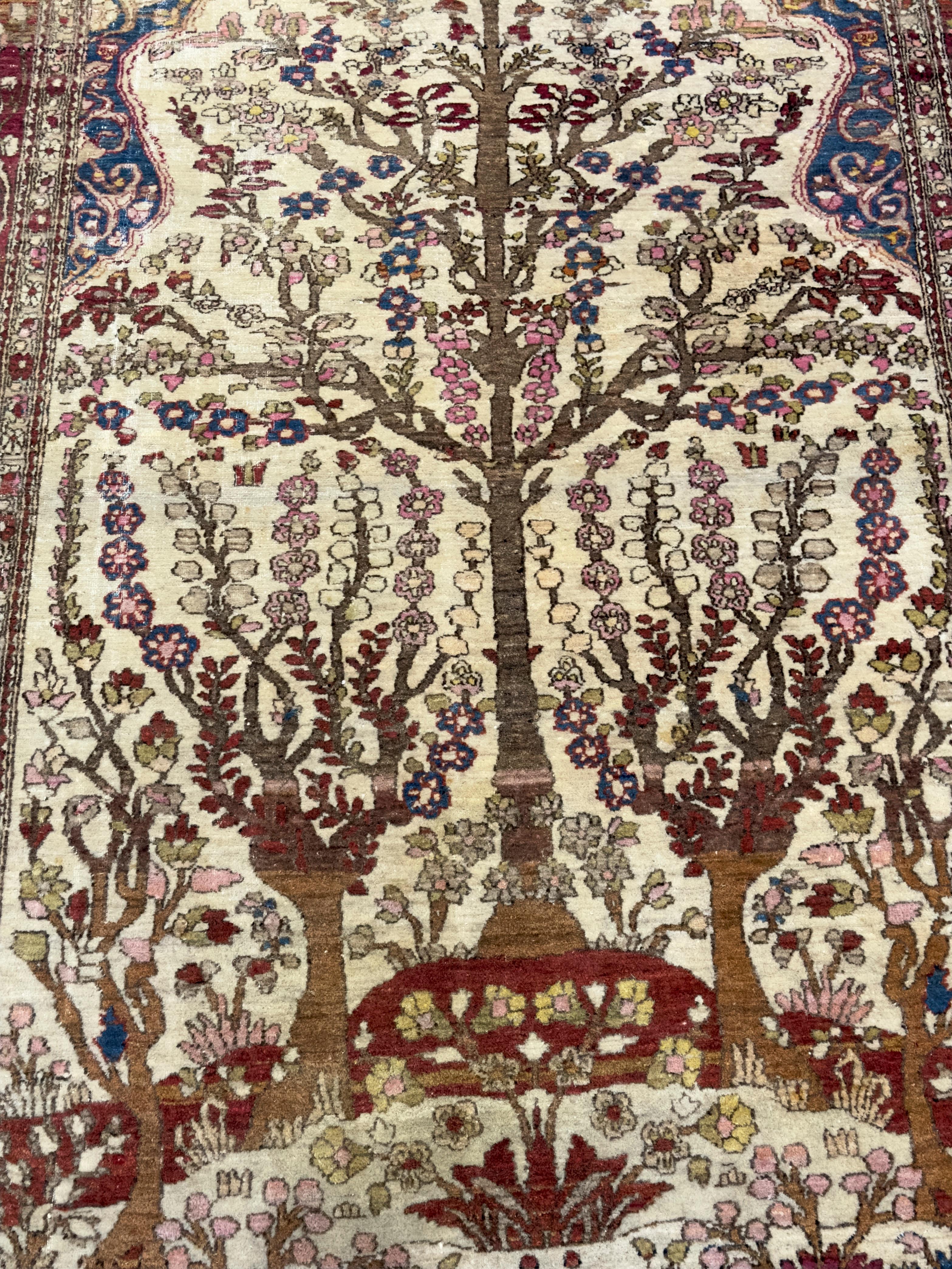 Antiker persischer Teheran Teppich 4'3 x 6'3 (19. Jahrhundert) im Angebot