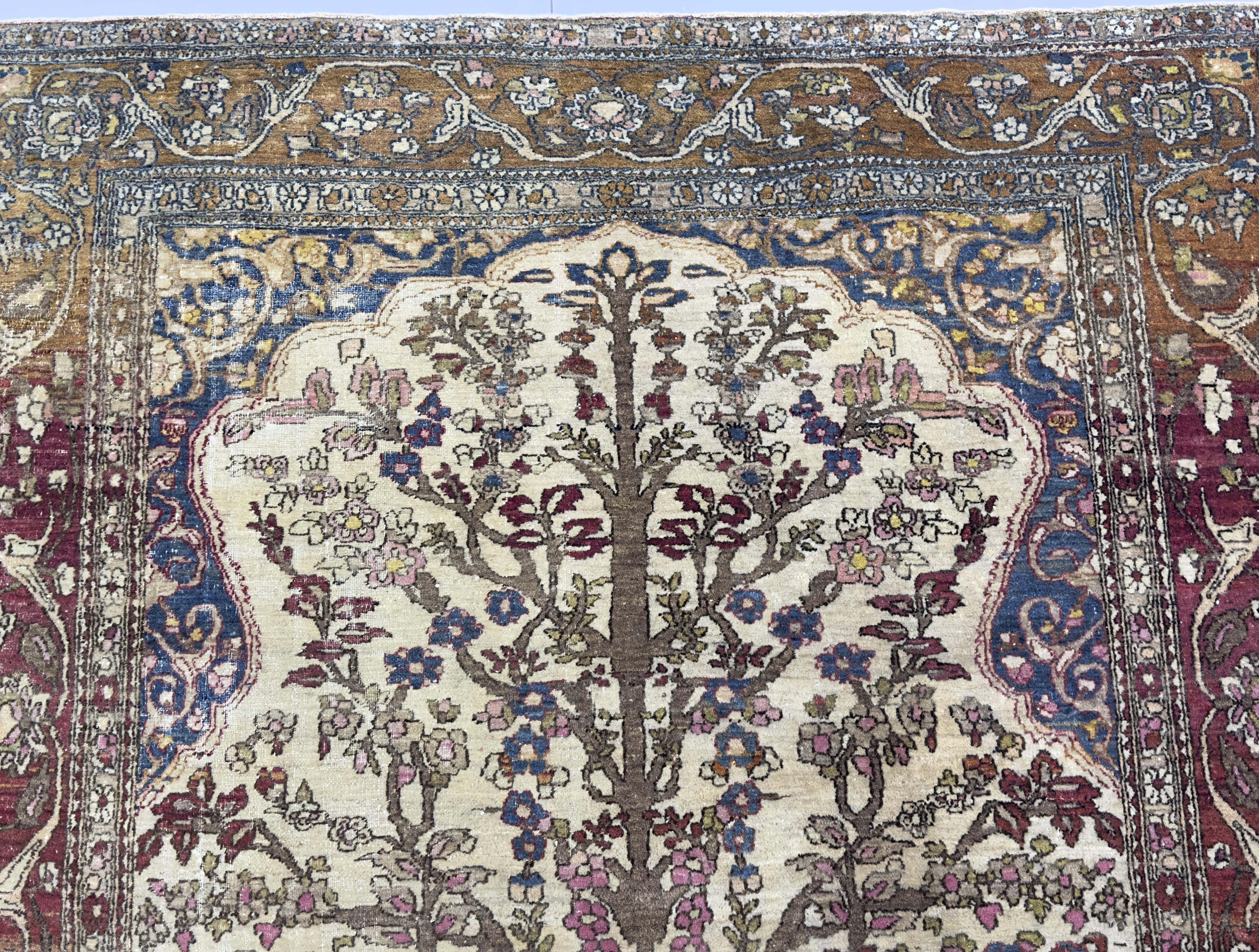 Antiker persischer Teheran Teppich 4'3 x 6'3 (Wolle) im Angebot