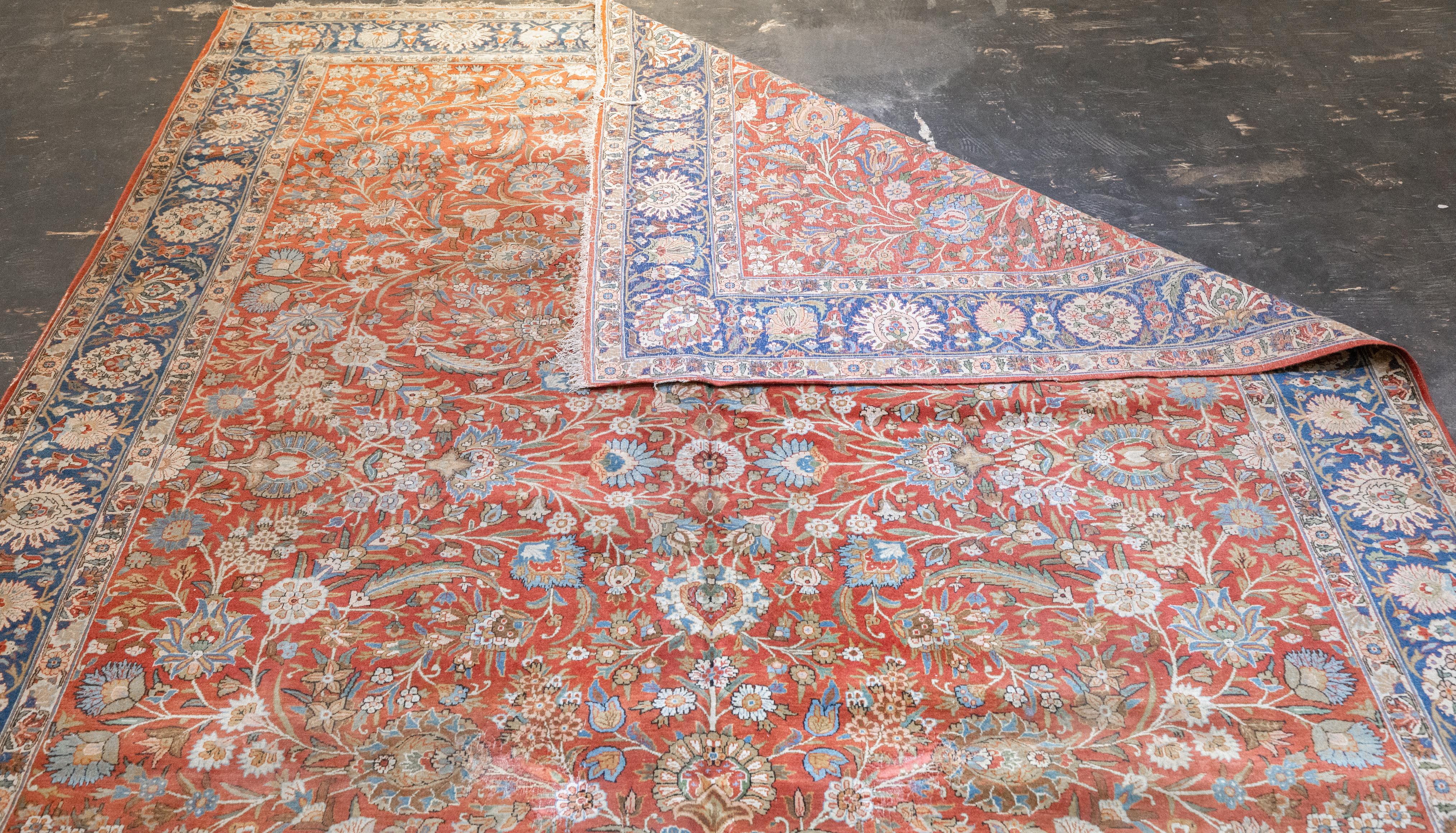 Antiker persischer Teheran-Teppich 9'1'' x 12'2''. Die zwischen den beiden Weltkriegen in der persischen Hauptstadt geknüpften, fein gewebten, kurvilinearen Scatters und ROOMS. Medaillon-, Allover- und Directional/Nischen-Layouts. Umfangreiche
