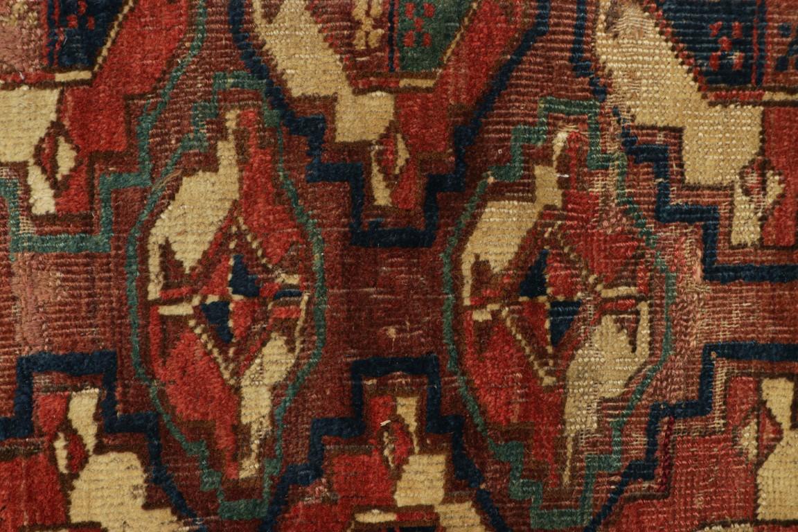 Persiano Antico tessuto persiano Tekke in rosso e rosa con medaglioni  Rug & Kilim in vendita