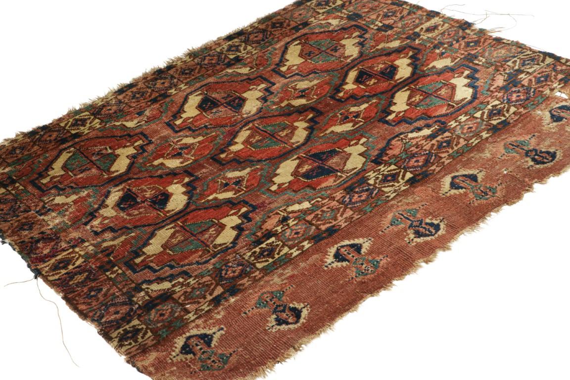 Annodato a mano Antico tessuto persiano Tekke in rosso e rosa con medaglioni  Rug & Kilim in vendita
