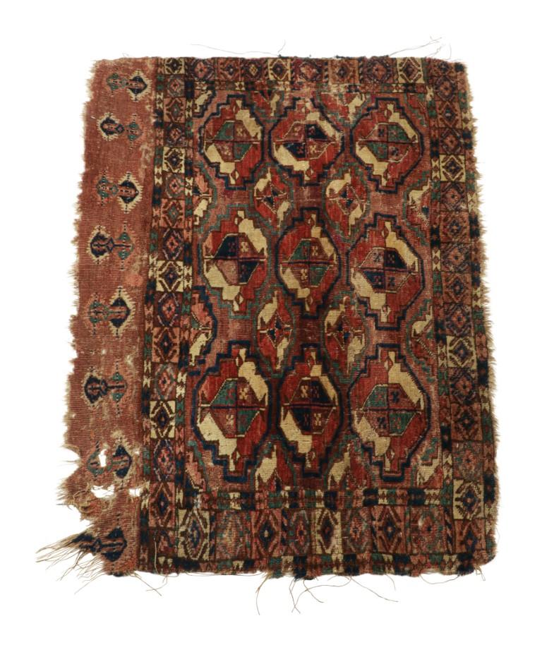 Antico tessuto persiano Tekke in rosso e rosa con medaglioni  Rug & Kilim In condizioni buone in vendita a Long Island City, NY