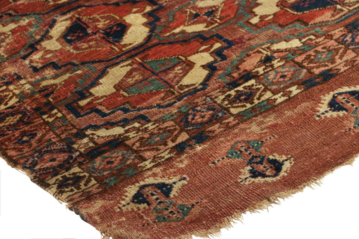 Inizio XX secolo Antico tessuto persiano Tekke in rosso e rosa con medaglioni  Rug & Kilim in vendita