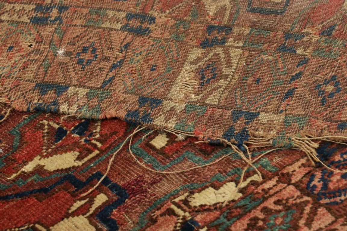 Lana Antico tessuto persiano Tekke in rosso e rosa con medaglioni  Rug & Kilim in vendita