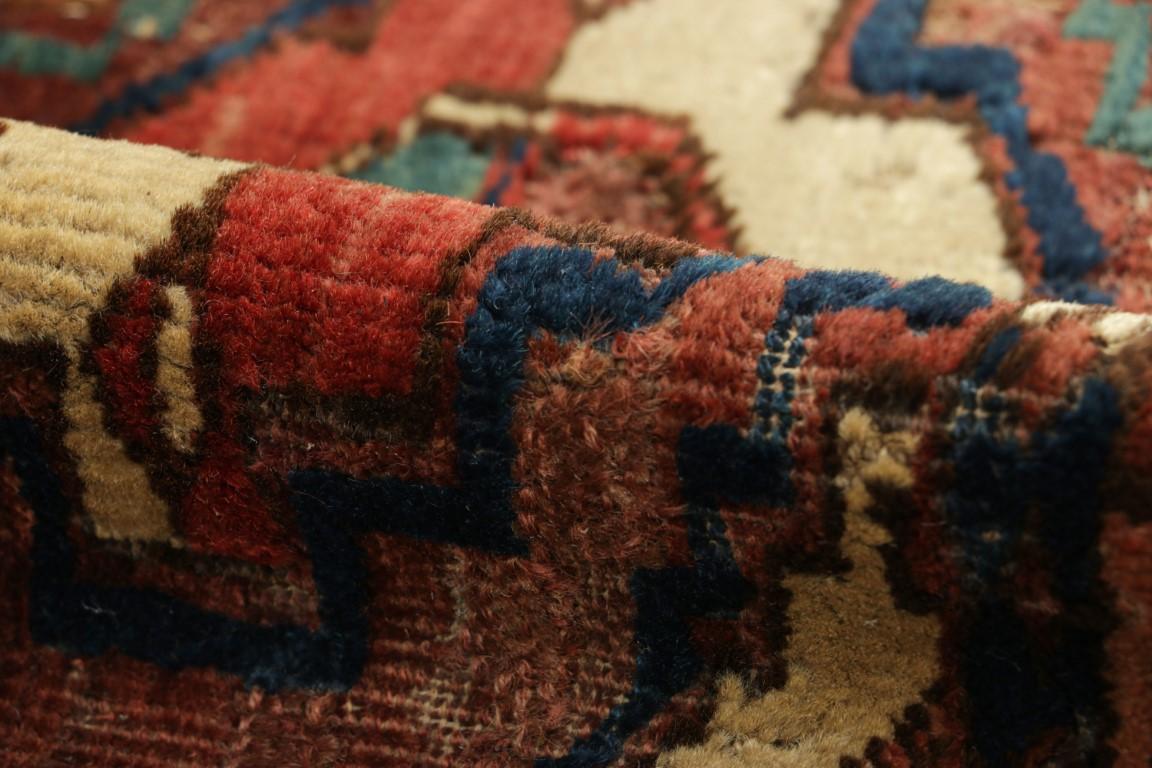 Antico tessuto persiano Tekke in rosso e rosa con medaglioni  Rug & Kilim in vendita 1