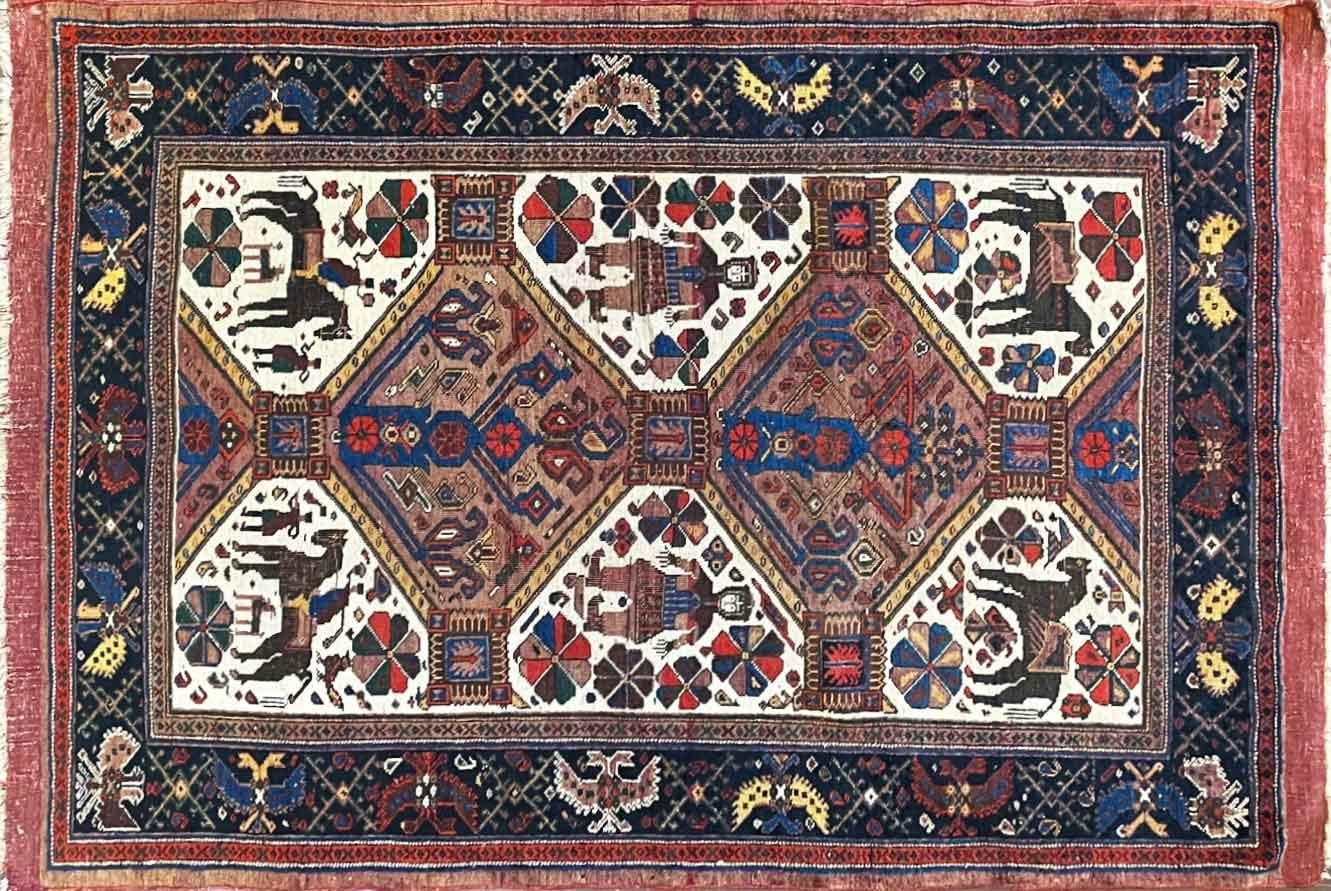 Antiker handgefertigter Afshar-Bilderteppich mit persischem Stammesmotiv, ca. 1880er Jahre, 1,83 m x 1,83 m.
Antike Afshar-Teppiche Diese antiken Perserteppiche werden von Nomaden und Dorfbewohnern im Südosten des Iran in den Städten Shiraz, Kerman