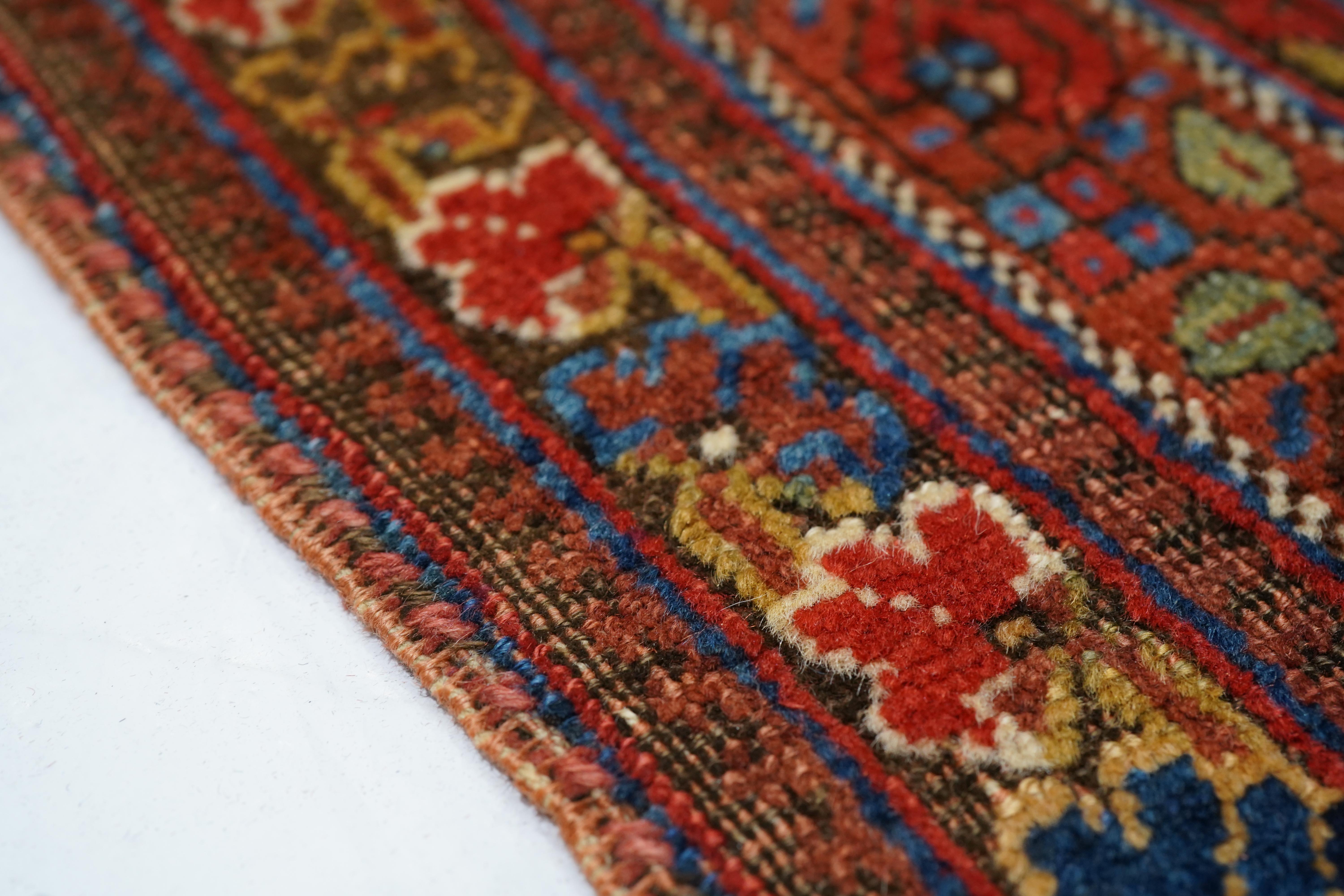 Antiker persischer Afshar-Teppich mit Stammesmotiven 3'2'' x 4'2'' (Handgeknüpft) im Angebot