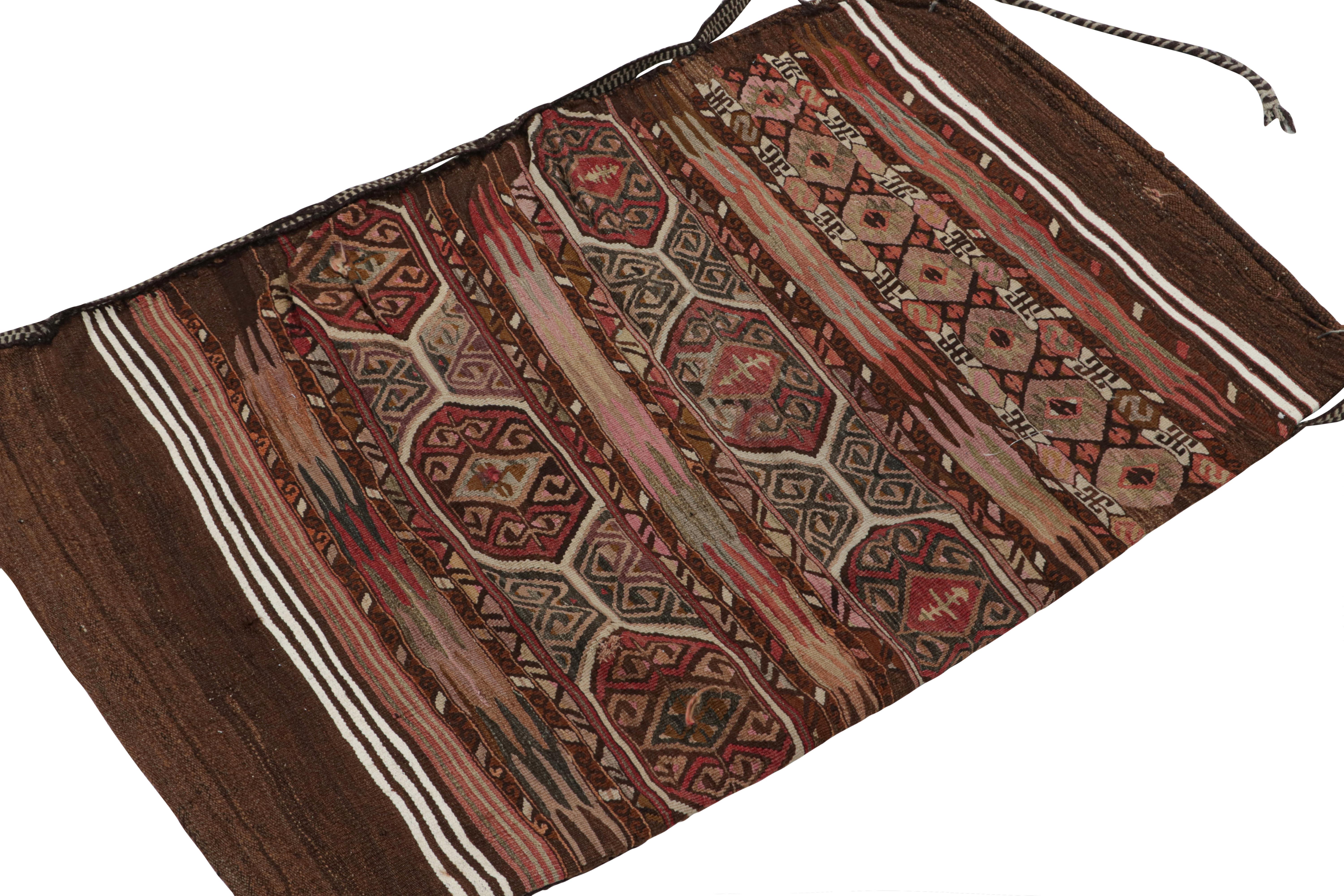 Dieses handgewebte 3x4-Textil aus Wolle ist eine antike persische Stammestasche, die vermutlich aus den Jahren 1890-1900 stammt.

Über das Design: 

Kenner werden feststellen, dass dieses Stück geöffnet wurde, ähnlich wie andere Nomadentextilien,