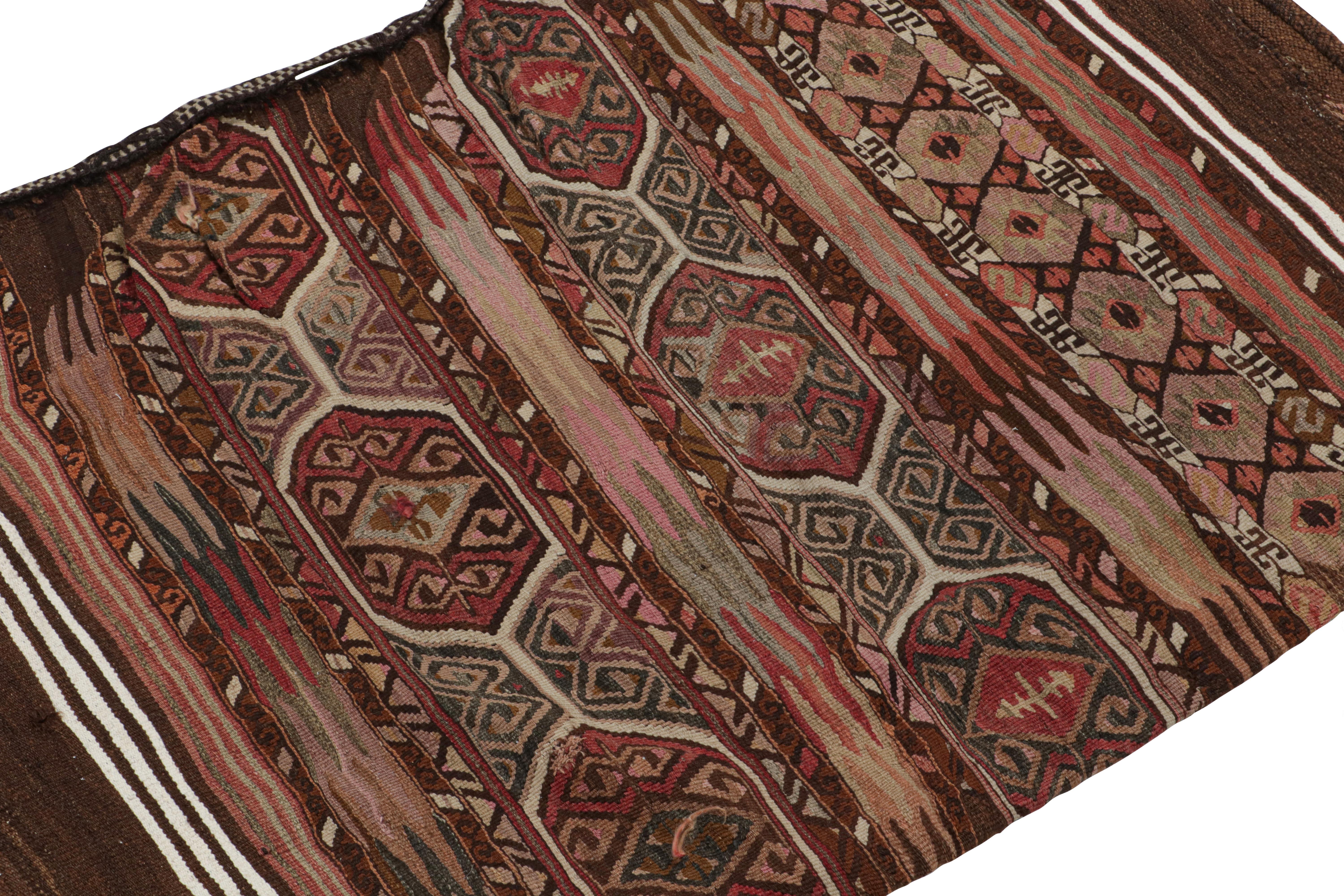 Antike persische Stammestasche und Textil mit geometrischen Mustern, von Rug & Kilim (Persisch) im Angebot