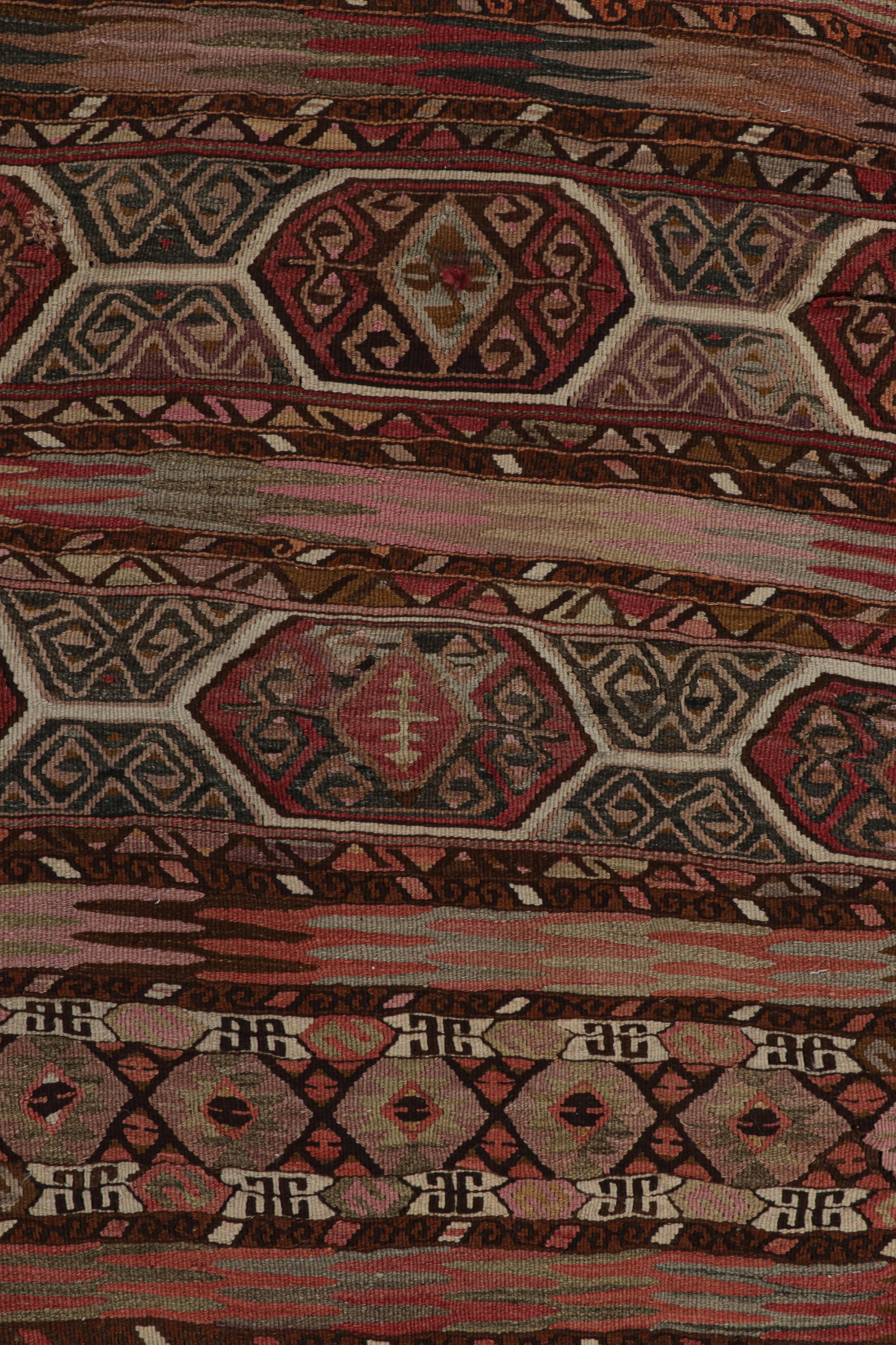 Antike persische Stammestasche und Textil mit geometrischen Mustern, von Rug & Kilim im Zustand „Gut“ im Angebot in Long Island City, NY