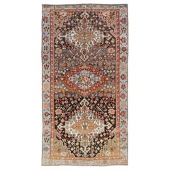 Tappeto antico persiano dal design tribale Bakhtiari in più colori di Keivan Woven Arts