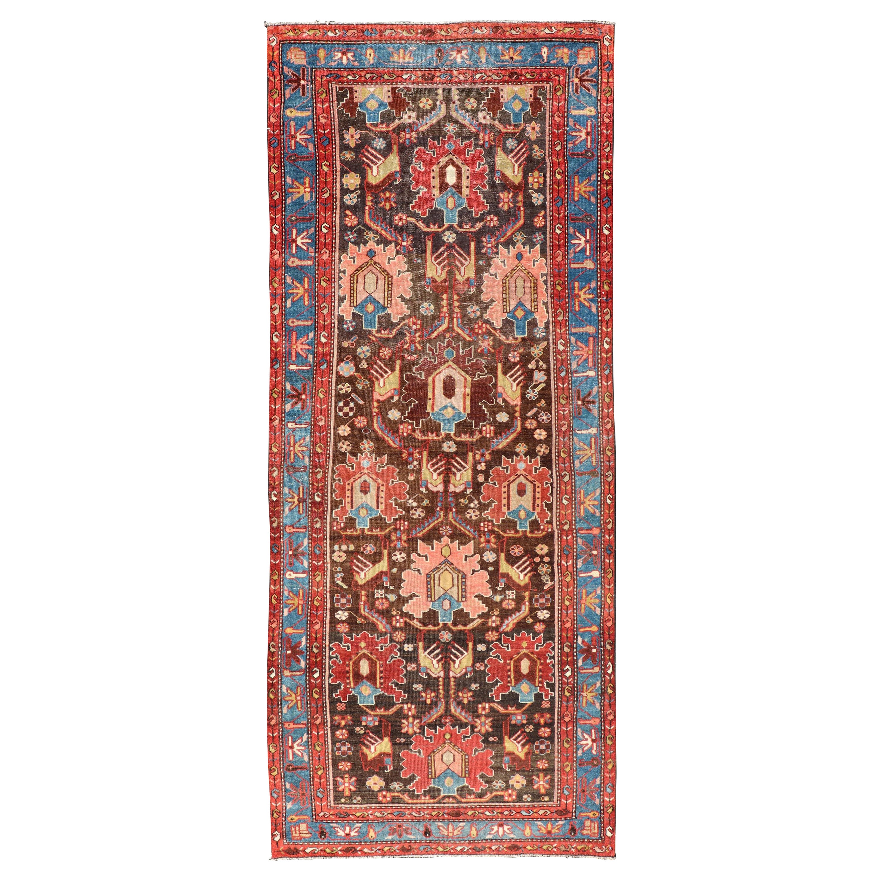 Hamadan antique persan à motifs tribaux avec bordure à plusieurs niveaux en brun et bleu