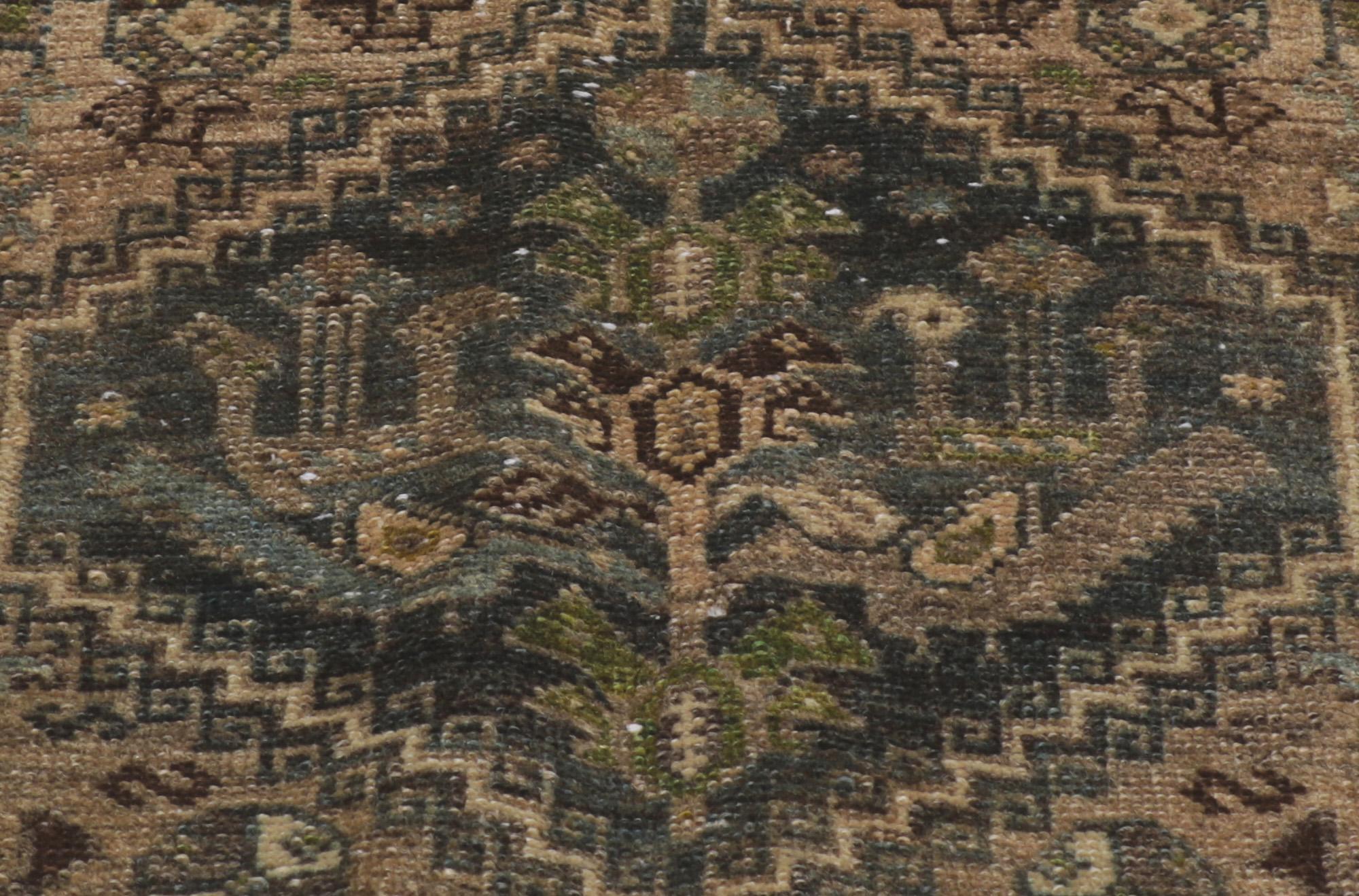Antiker persischer Hamadan-Teppich, Stammeskunst, Hamadan, Dunkel & Moody Meets Masculine Appeal, antik (20. Jahrhundert) im Angebot