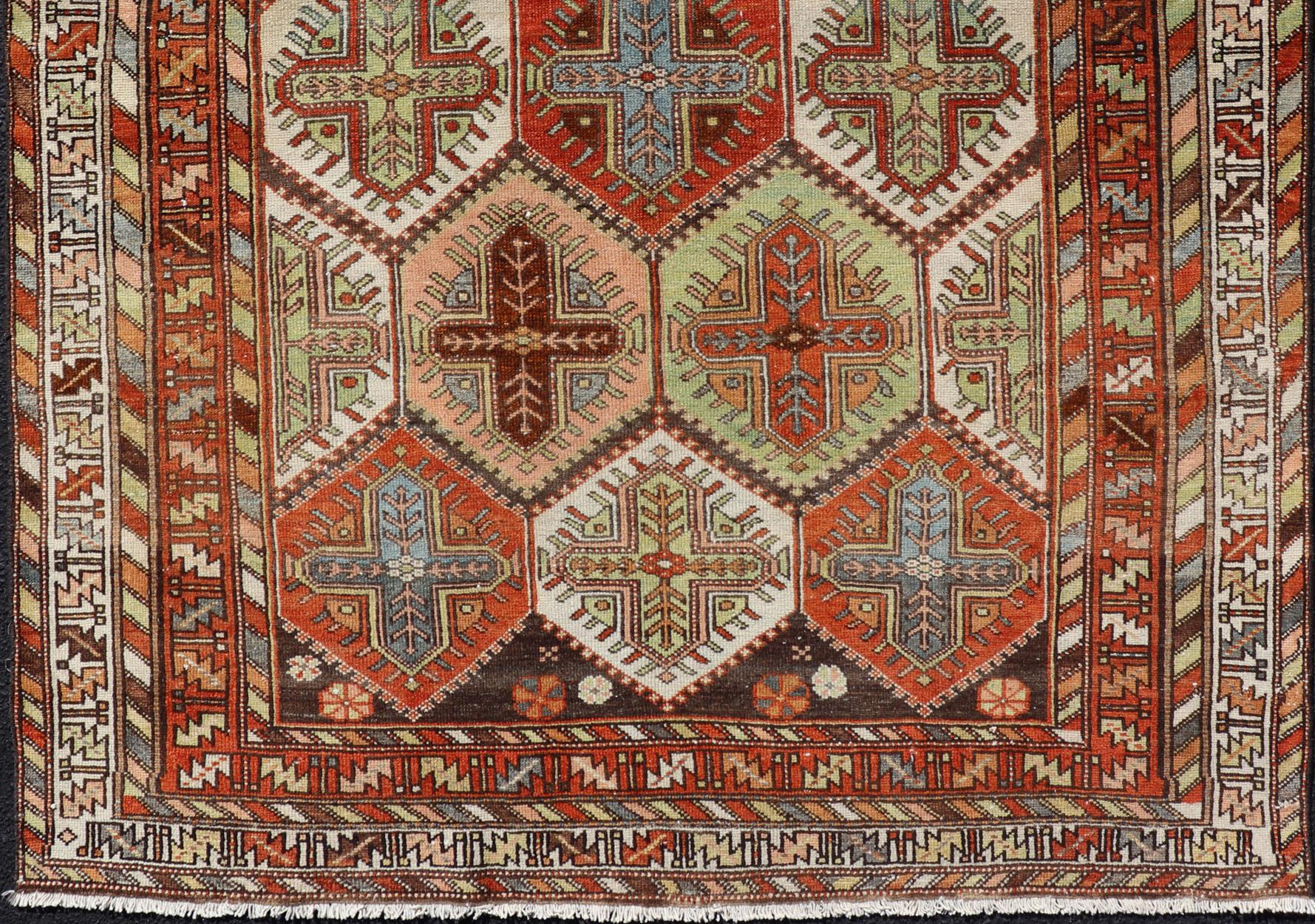 Antico disegno di giardino tribale persiano con croci Bakhtiari in più colori. 
Keivan Woven Arts / tappeto EMB-9550-P13055, paese d'origine/tipo: Iran / Bakhtiari, circa 1920.
Questo magnifico tappeto antico Bakhtiari presenta un disegno tribale