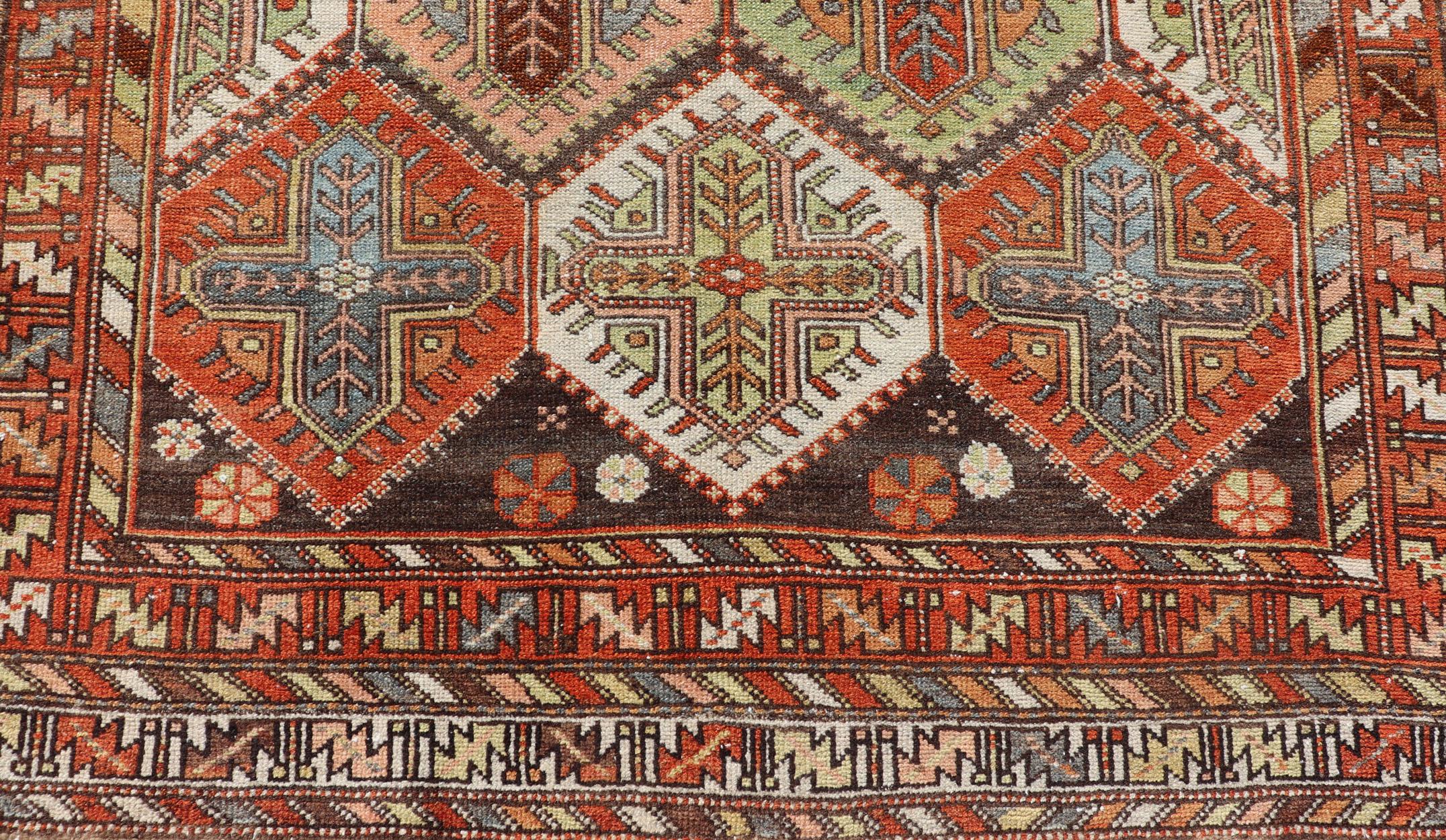 XX secolo Antico tappeto persiano con motivo tribale e croci Bakhtiari in più colori in vendita