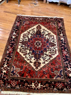 Antigua alfombra persa tribal roja azul marino Heriz, alrededor de 1960