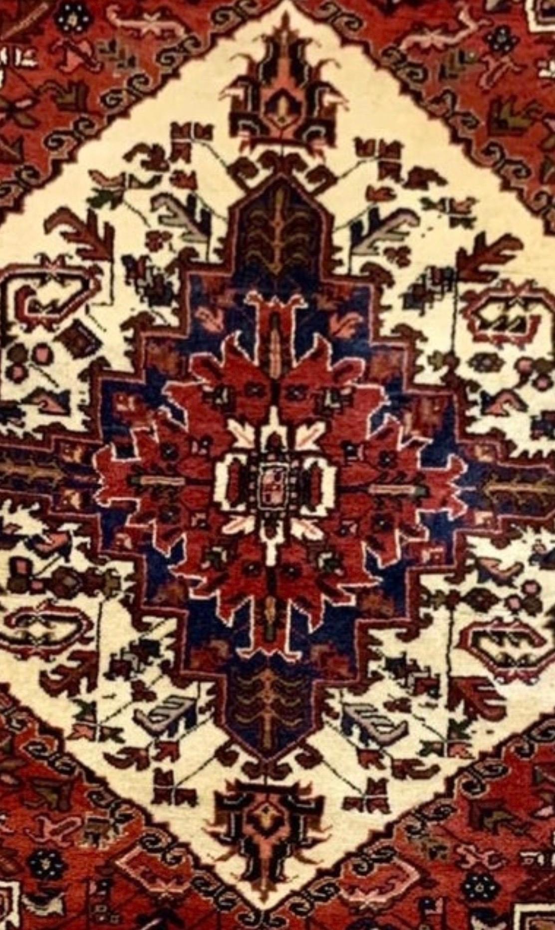 Antiker persischer Heriz-Teppich in Rot und Marineblau, ca. 1960er Jahre (Heriz Serapi) im Angebot