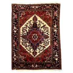 Antiker persischer Heriz-Teppich in Rot und Marineblau, ca. 1960er Jahre