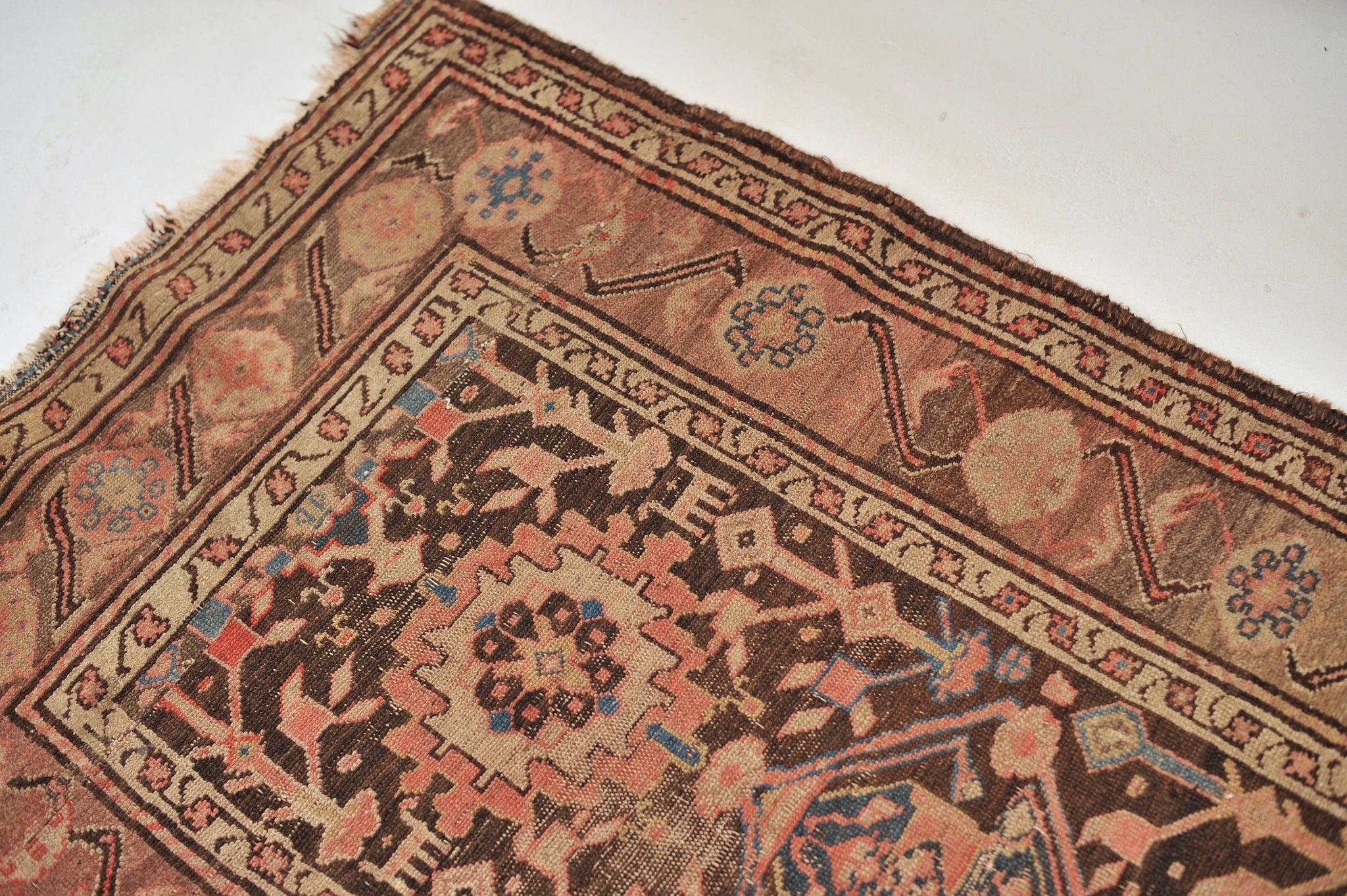 Antiker persischer Stammeskunst-Läufer in Holzkohle in Schwarz, Taupe, Rosa und Blau (Wolle) im Angebot