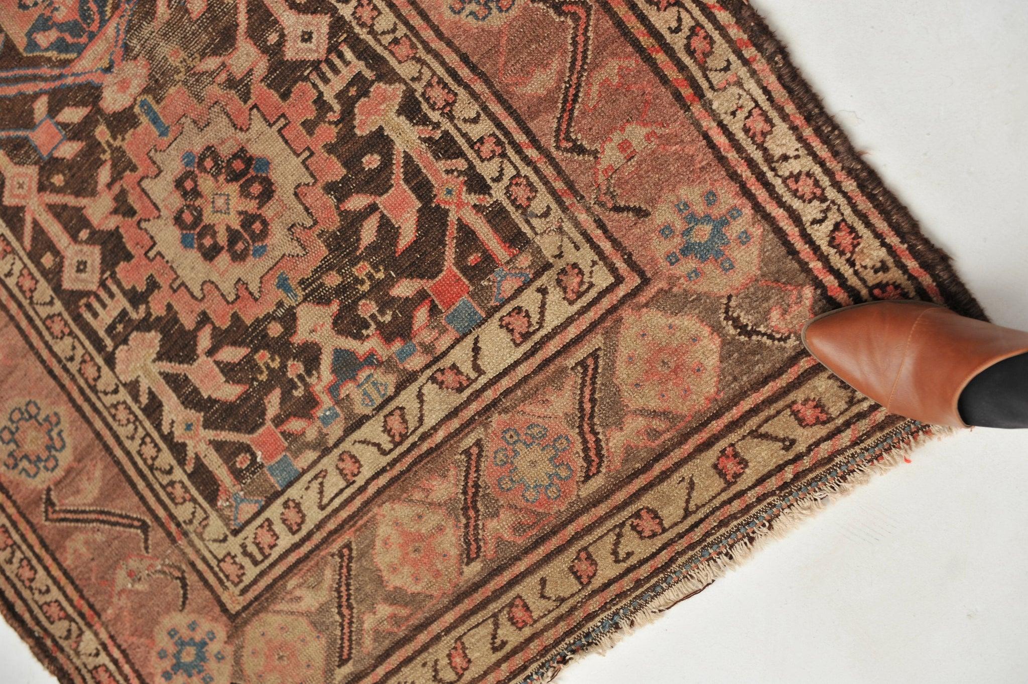 Antiker persischer Stammeskunst-Läufer in Holzkohle in Schwarz, Taupe, Rosa und Blau im Angebot 2