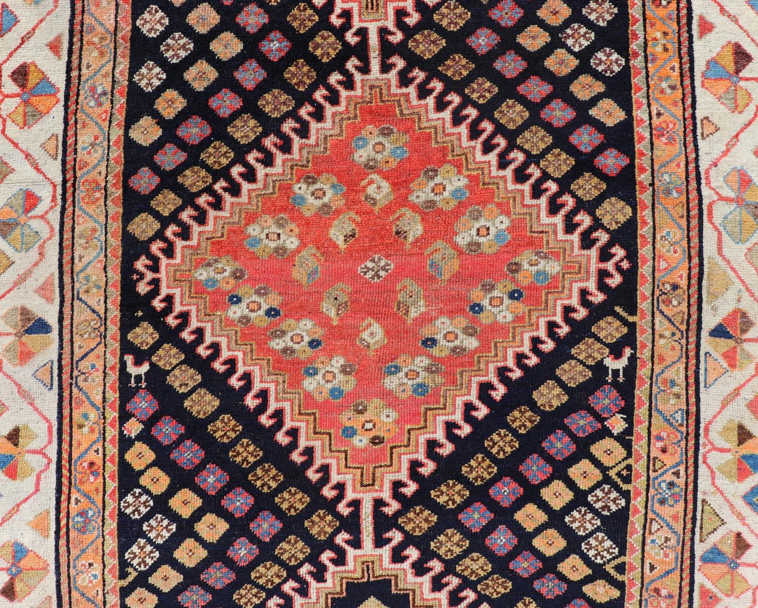 Antiker persischer Stammeskunst-Shiraz aus Wolle mit Stammesmedaillon-Design im Angebot 4
