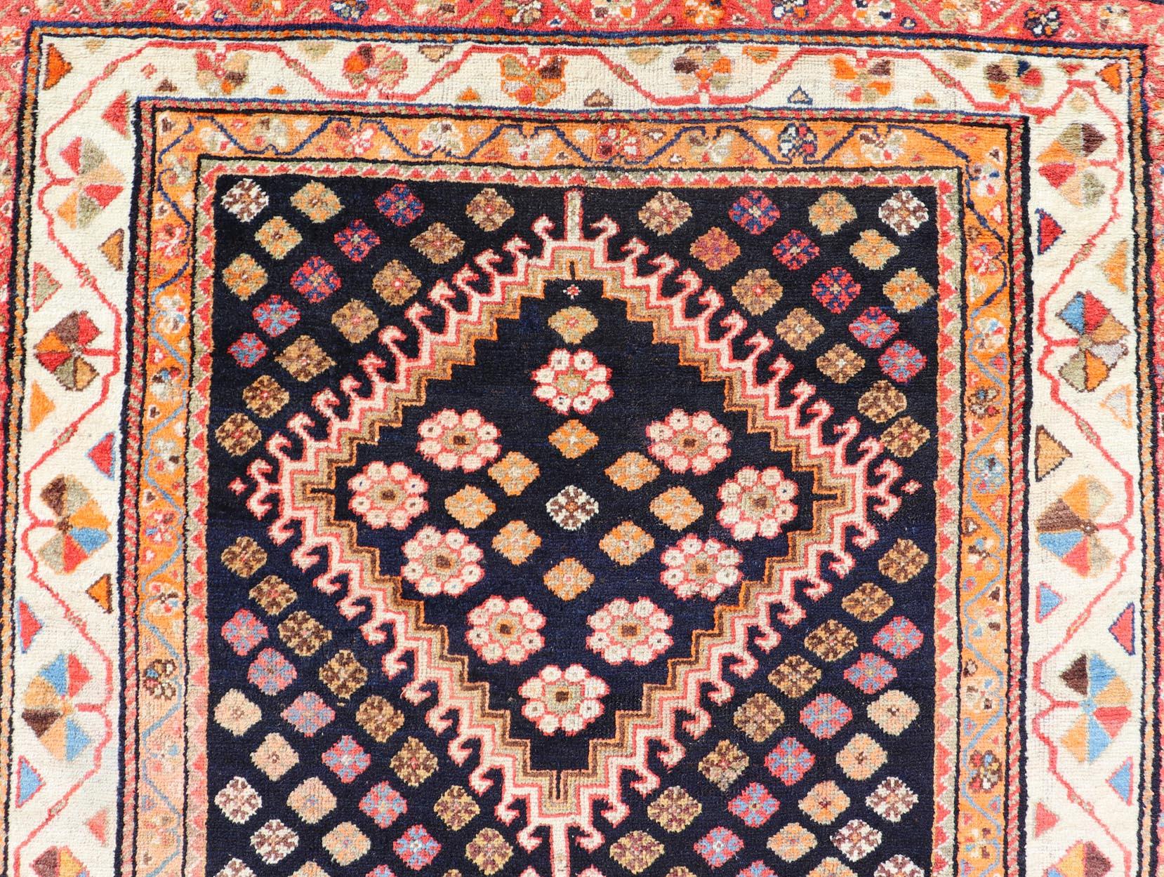 Antiker persischer Stammeskunst-Shiraz aus Wolle mit Stammesmedaillon-Design im Angebot 5