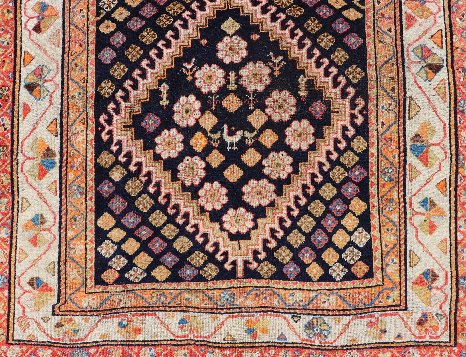 Antiker persischer Stammeskunst-Shiraz aus Wolle mit Stammesmedaillon-Design im Angebot 6