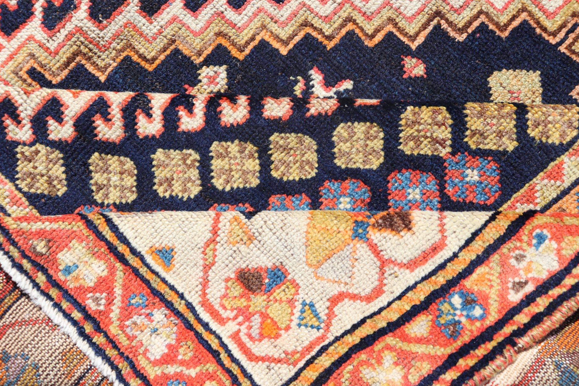 Antiker persischer Stammeskunst-Shiraz aus Wolle mit Stammesmedaillon-Design im Angebot 7